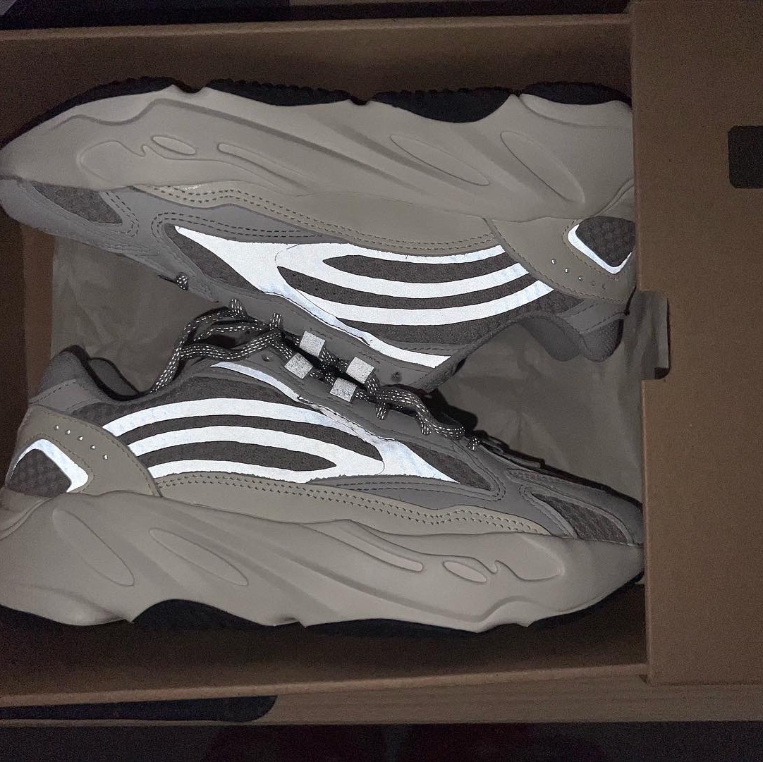 Adidas Yeezy Boost 700 V2 Static 2022 착용 스타일 - 2