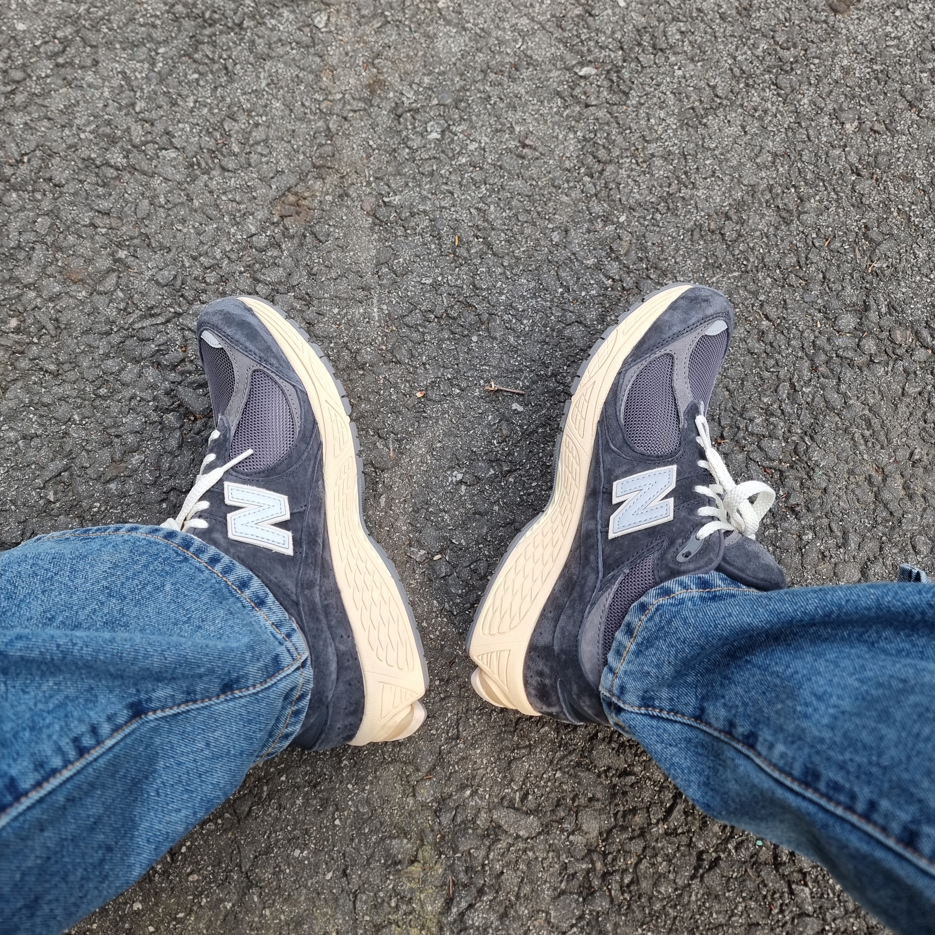New Balance 2002R Special Vintage Black Grey 착용 스타일 - 1