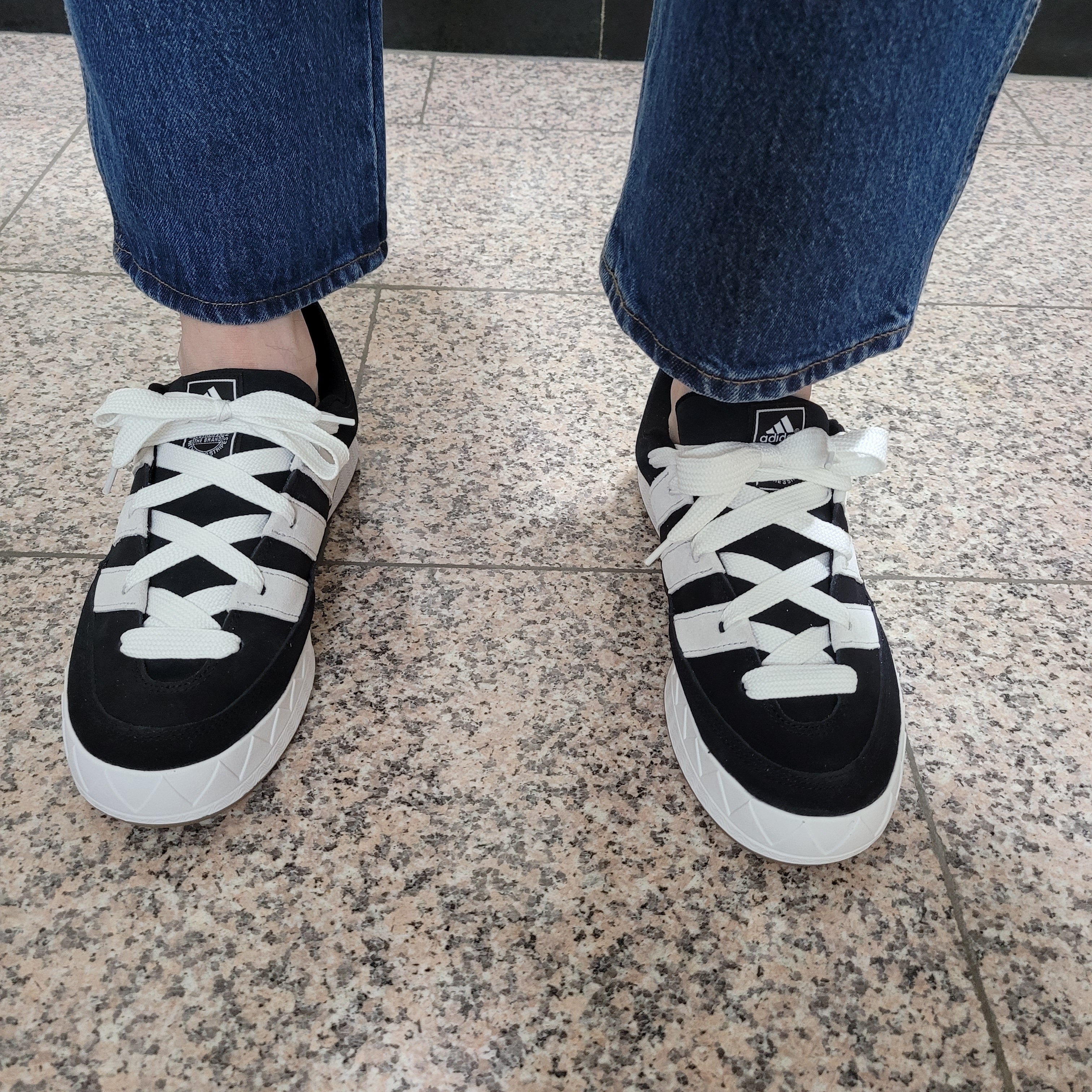 Adidas Adimatic Core Black 착용 스타일 - 1