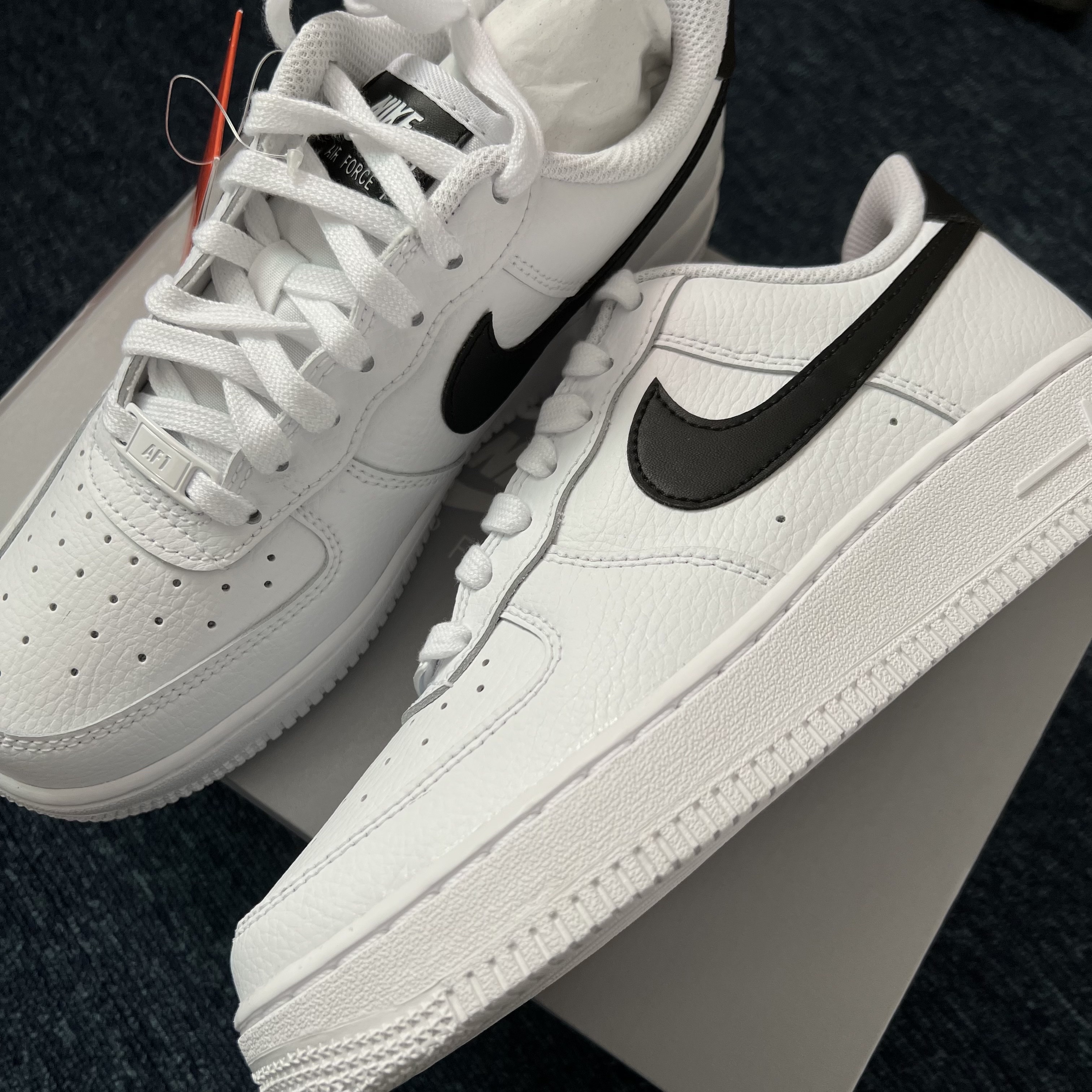 (W) Nike Air Force 1 '07 White Black 착용 스타일 - 1
