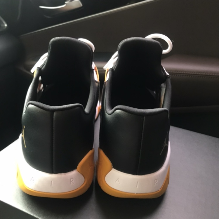 Jordan 11 CMFT Low Black Gold 착용 스타일 - 3