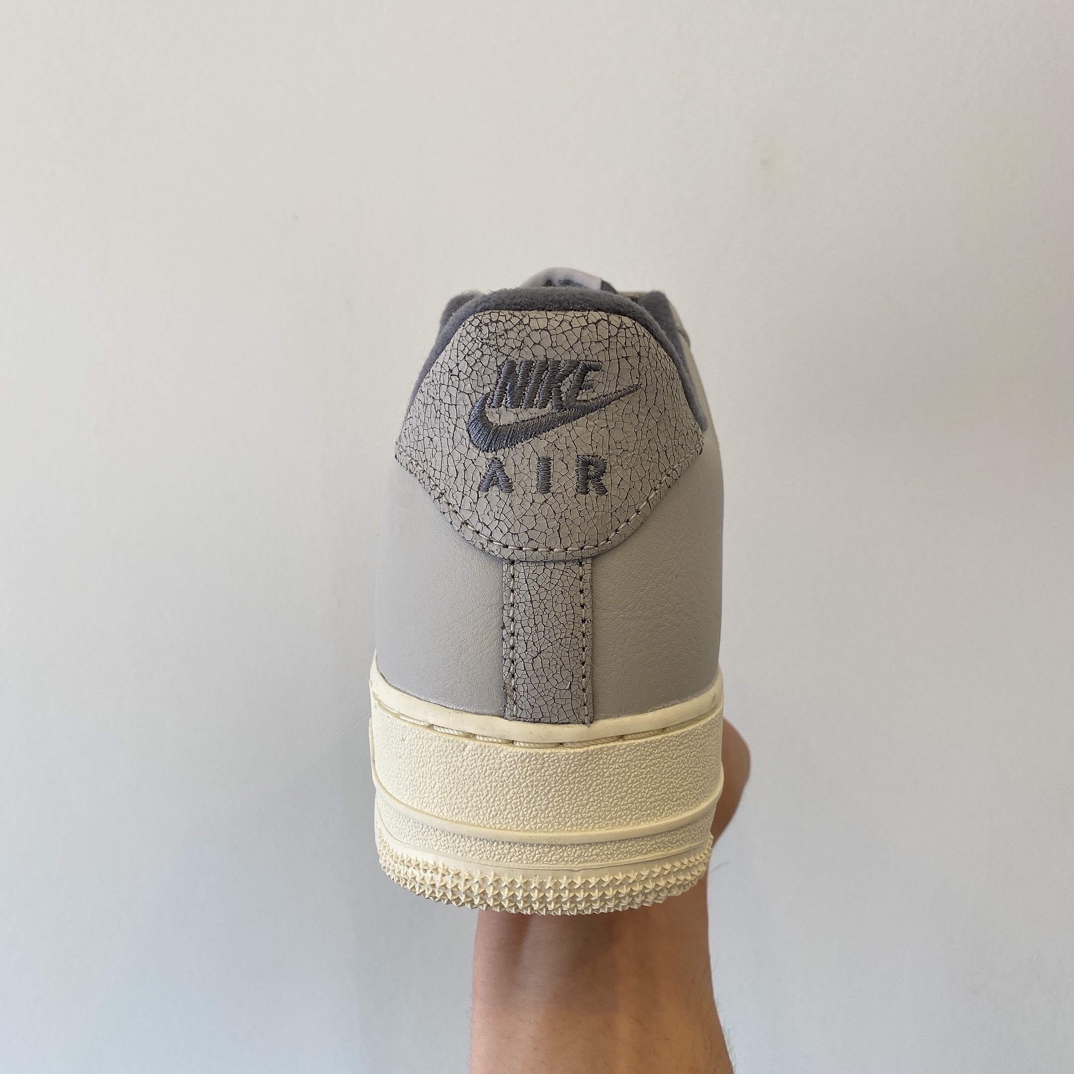 Nike Air Force 1 '07 LX Light Bone and Coconut Milk 착용 스타일 - 4