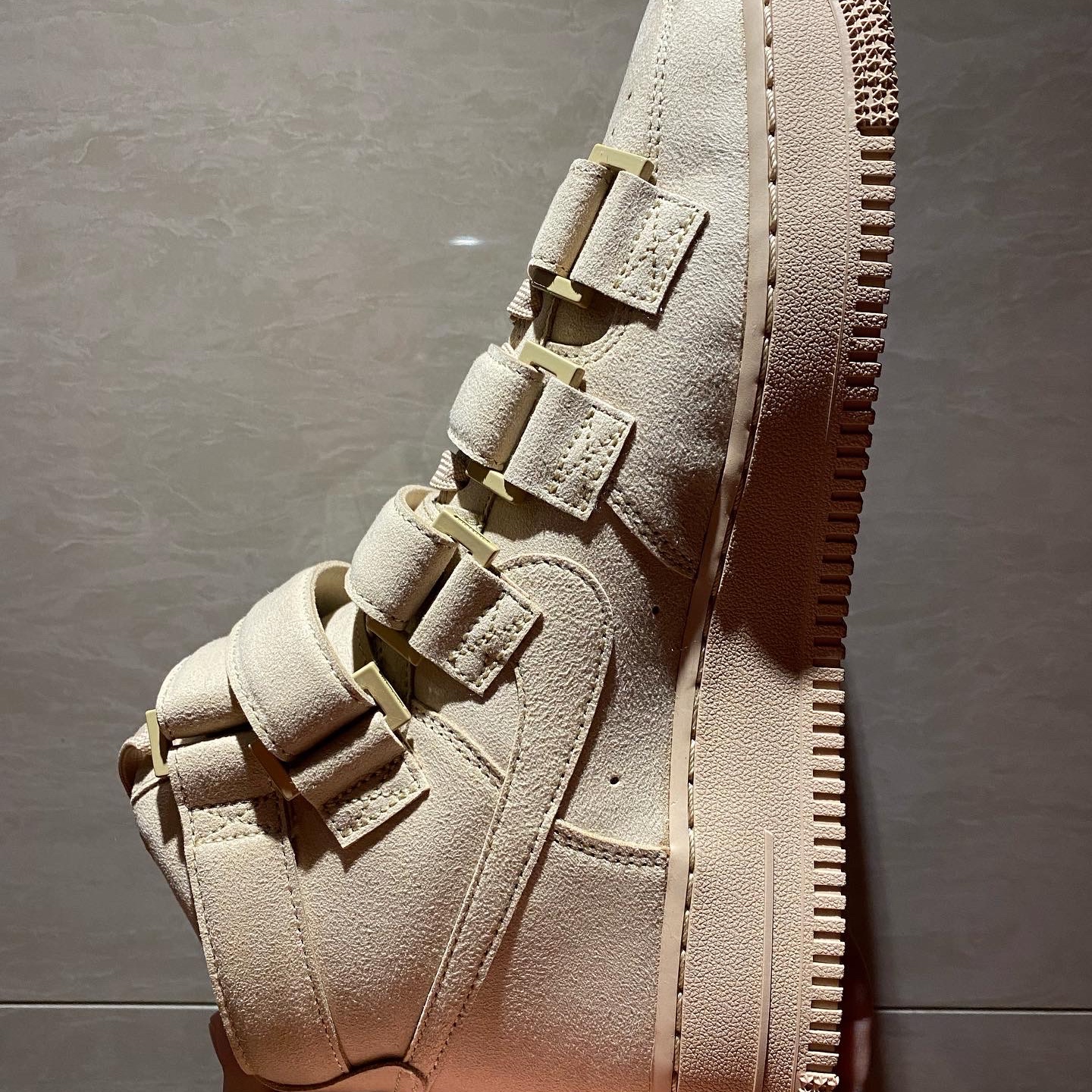Nike x Billie Eilish Air Force 1 High '07 SP Mushroom 착용 스타일 - 2