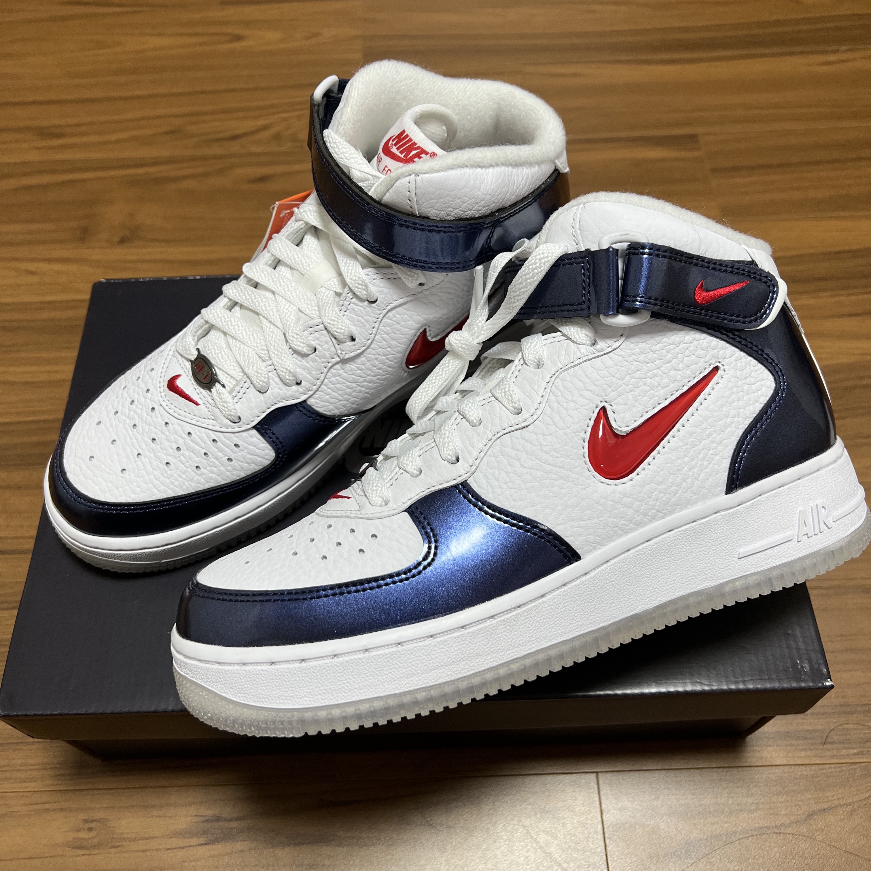 Nike Air Force 1 Mid QS University Red and Midnight Navy 착용 스타일 - 2