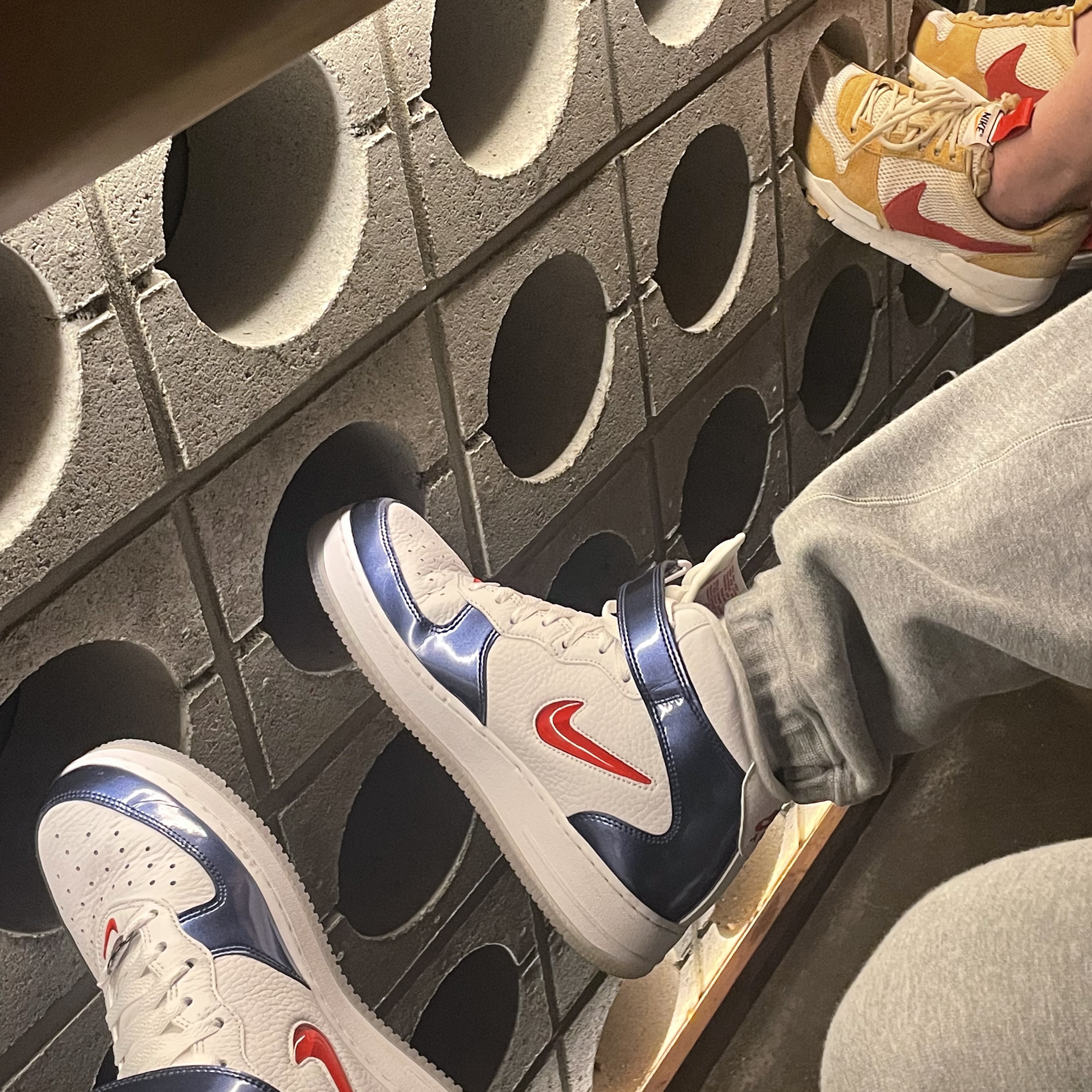 Nike Air Force 1 Mid QS University Red and Midnight Navy, Nike x Tom Sachs Mars Yard Shoe 2.0 Space Camp 착용 스타일