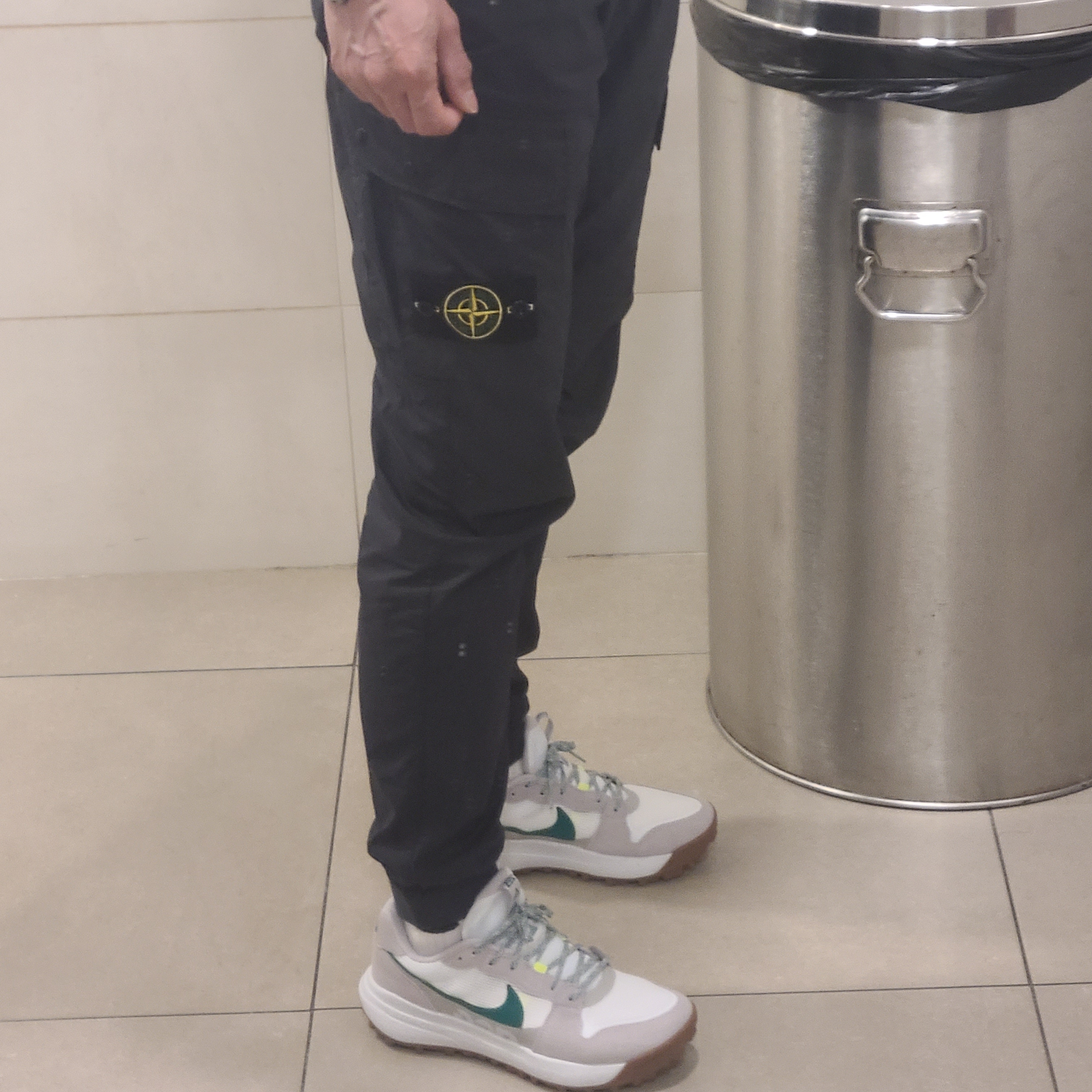Nike ACG Lowcate Light Iron Ore 착용 스타일