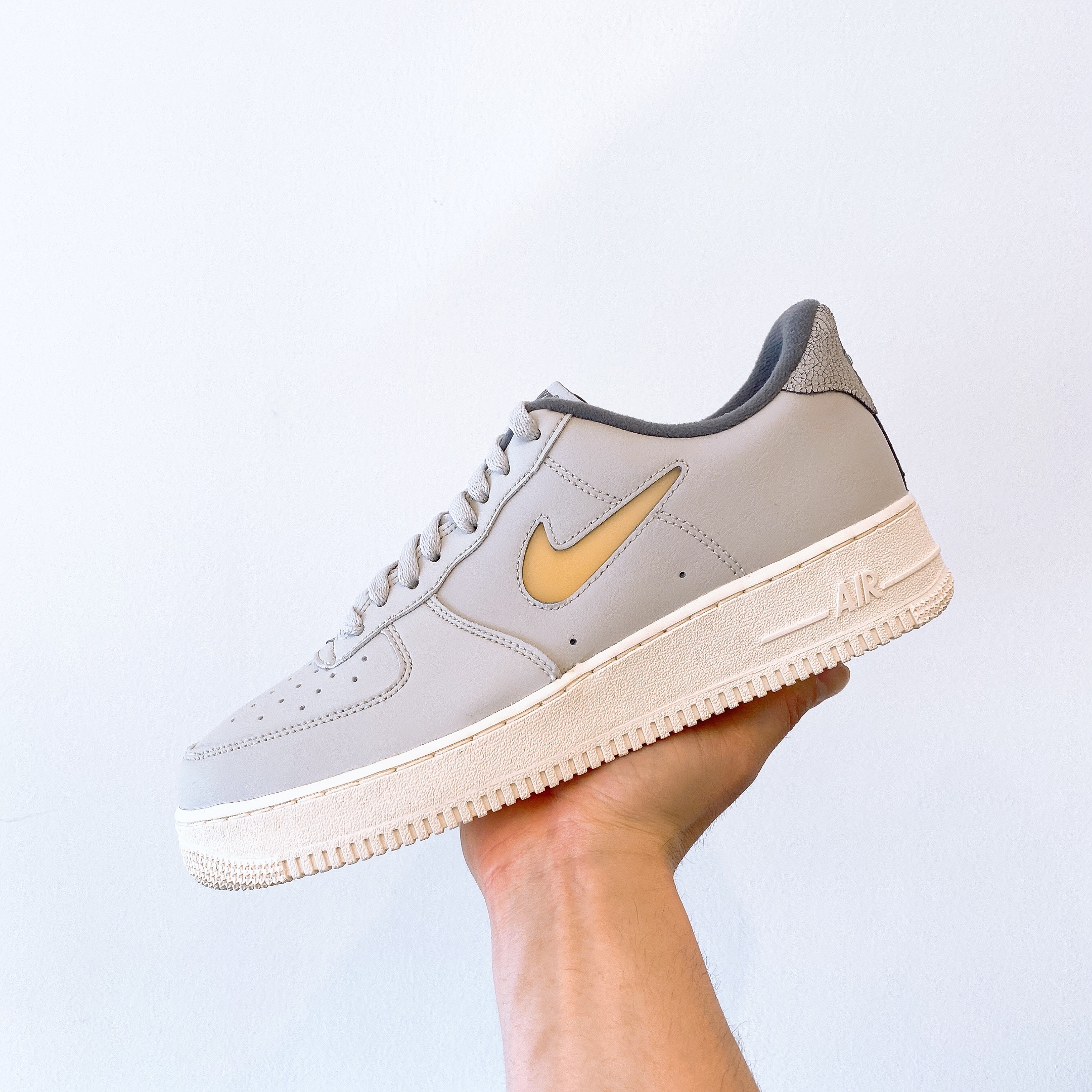 Nike Air Force 1 '07 LX Light Bone and Coconut Milk 착용 스타일 - 1