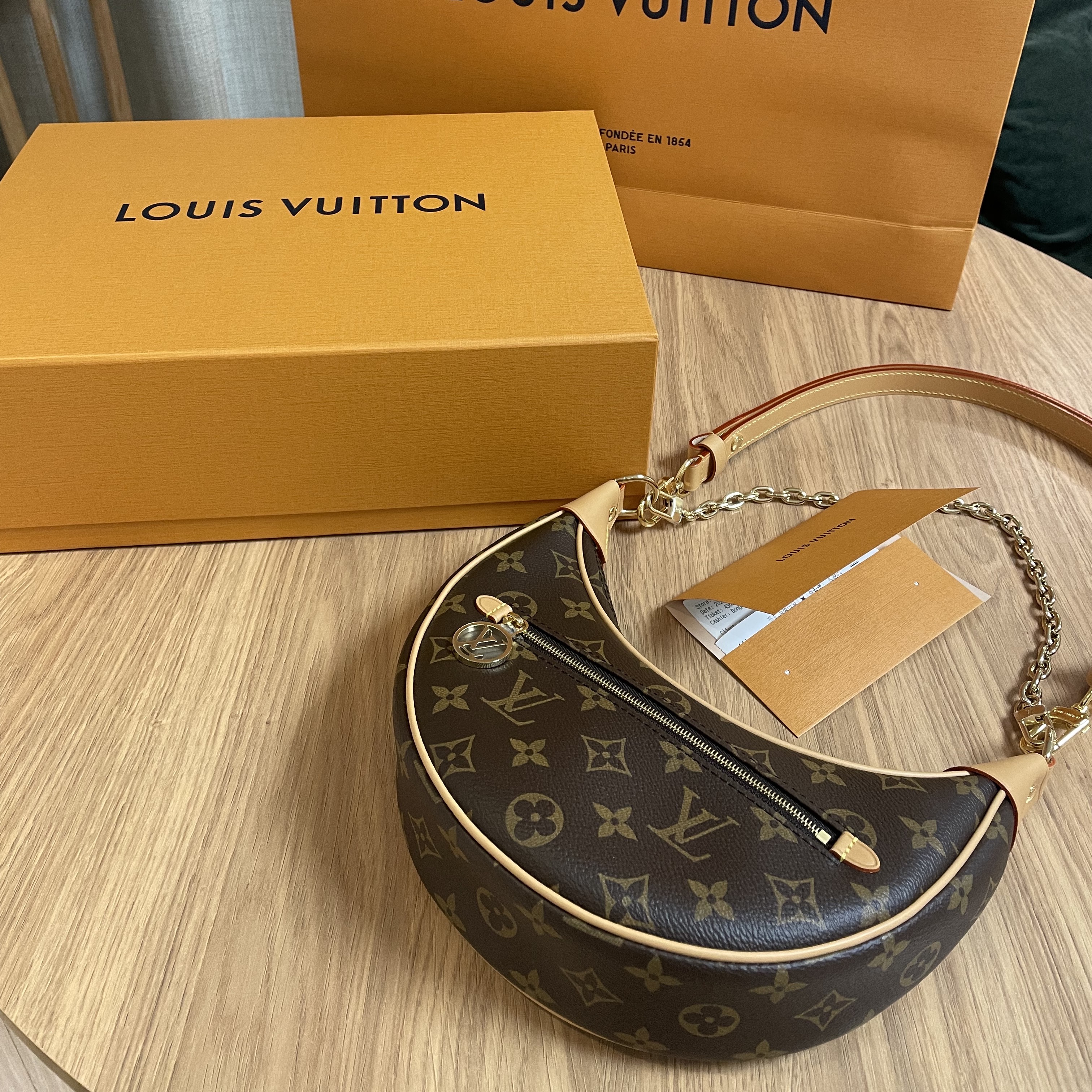 Louis Vuitton Loop Monogram 착용 스타일 - 1