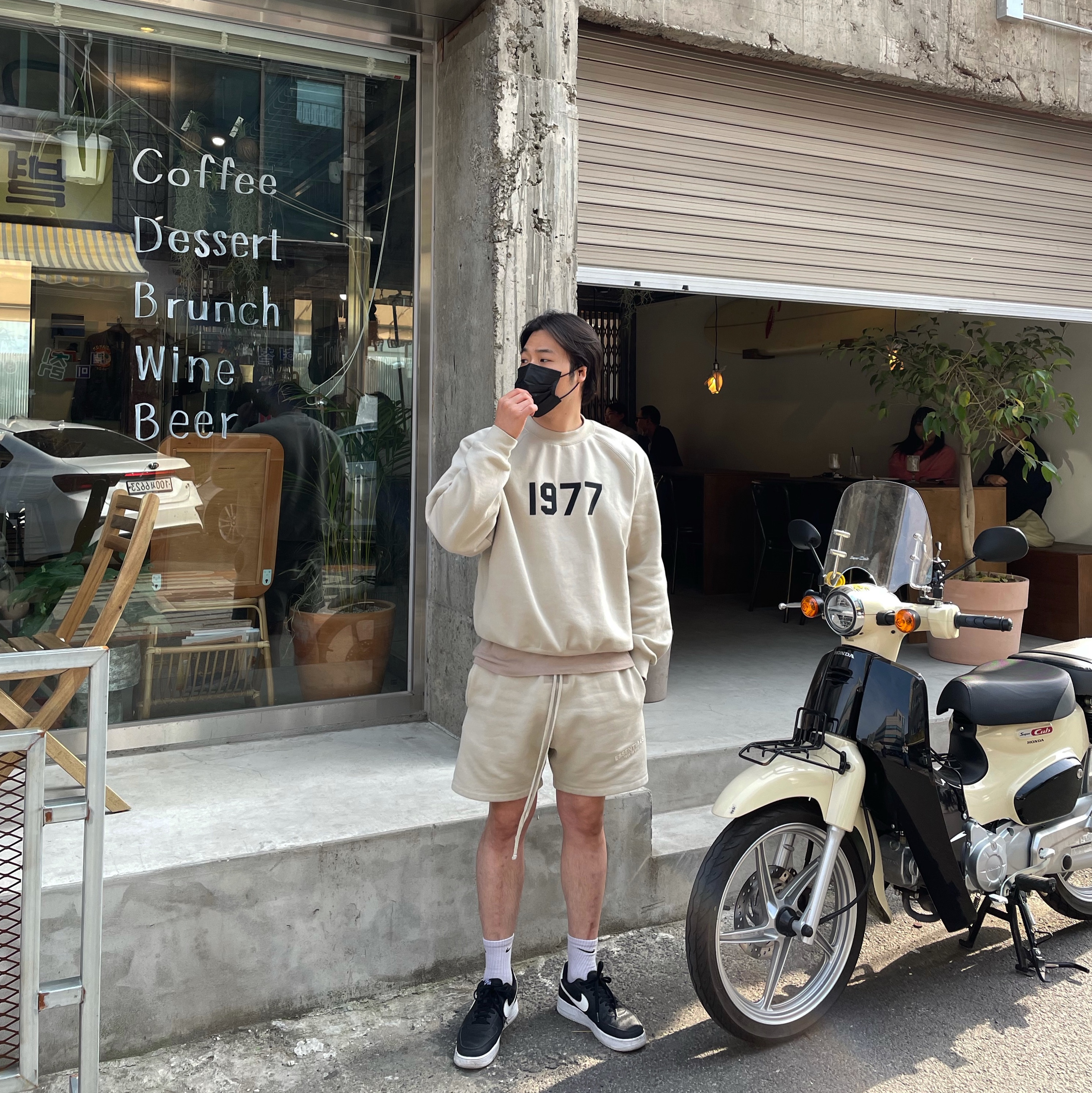 Essentials Shorts Wheat - 22SS, Essentials 1977 Crewneck Sweatshirt Wheat - 22SS 착용 스타일