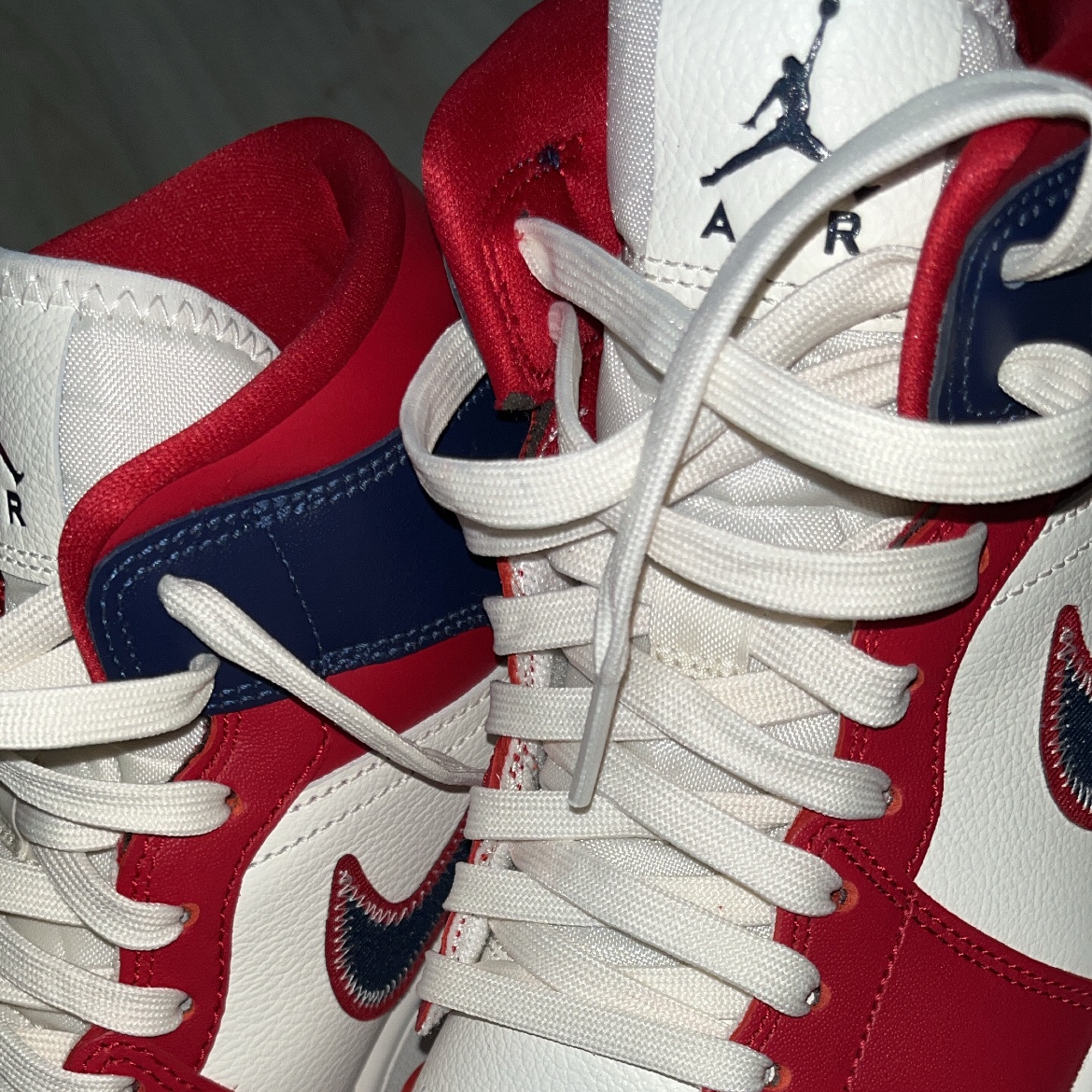 (W) Jordan 1 Mid SE Gym Red Midnight Navy 착용 스타일 - 1