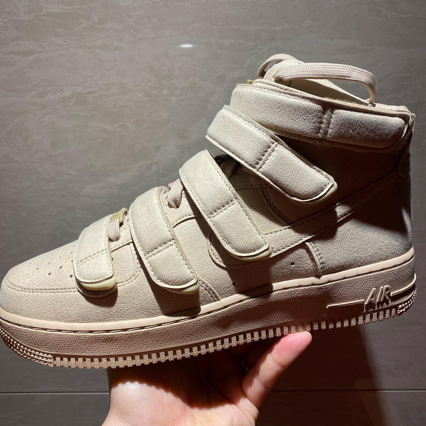 Nike x Billie Eilish Air Force 1 High '07 SP Mushroom 착용 스타일 - 3