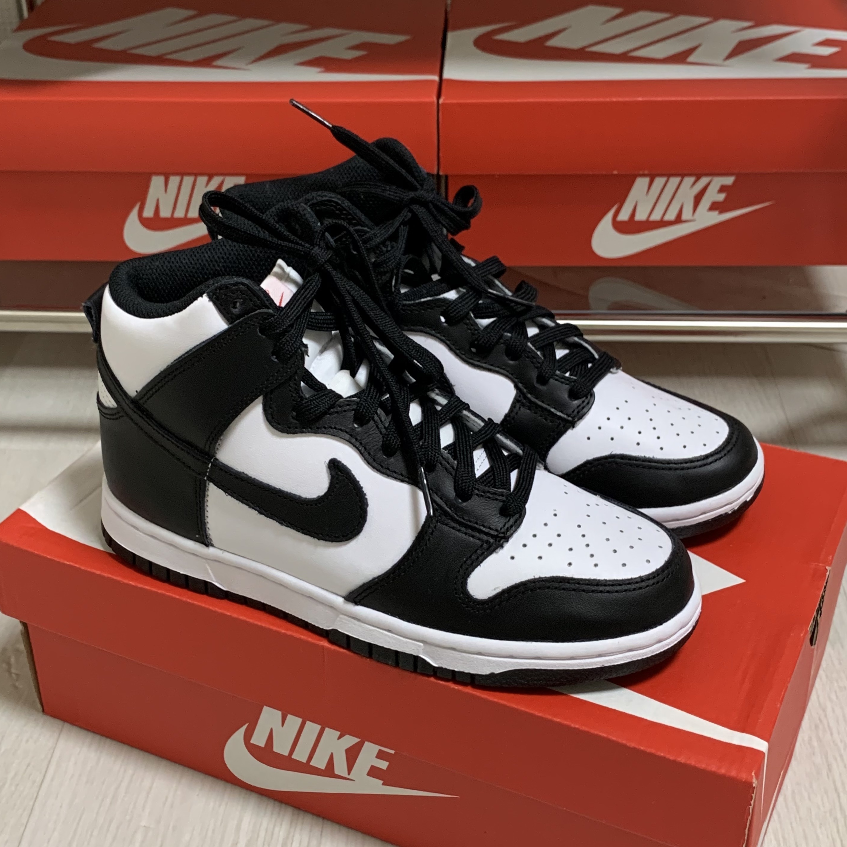 (W) Nike Dunk High Black and White 착용 스타일