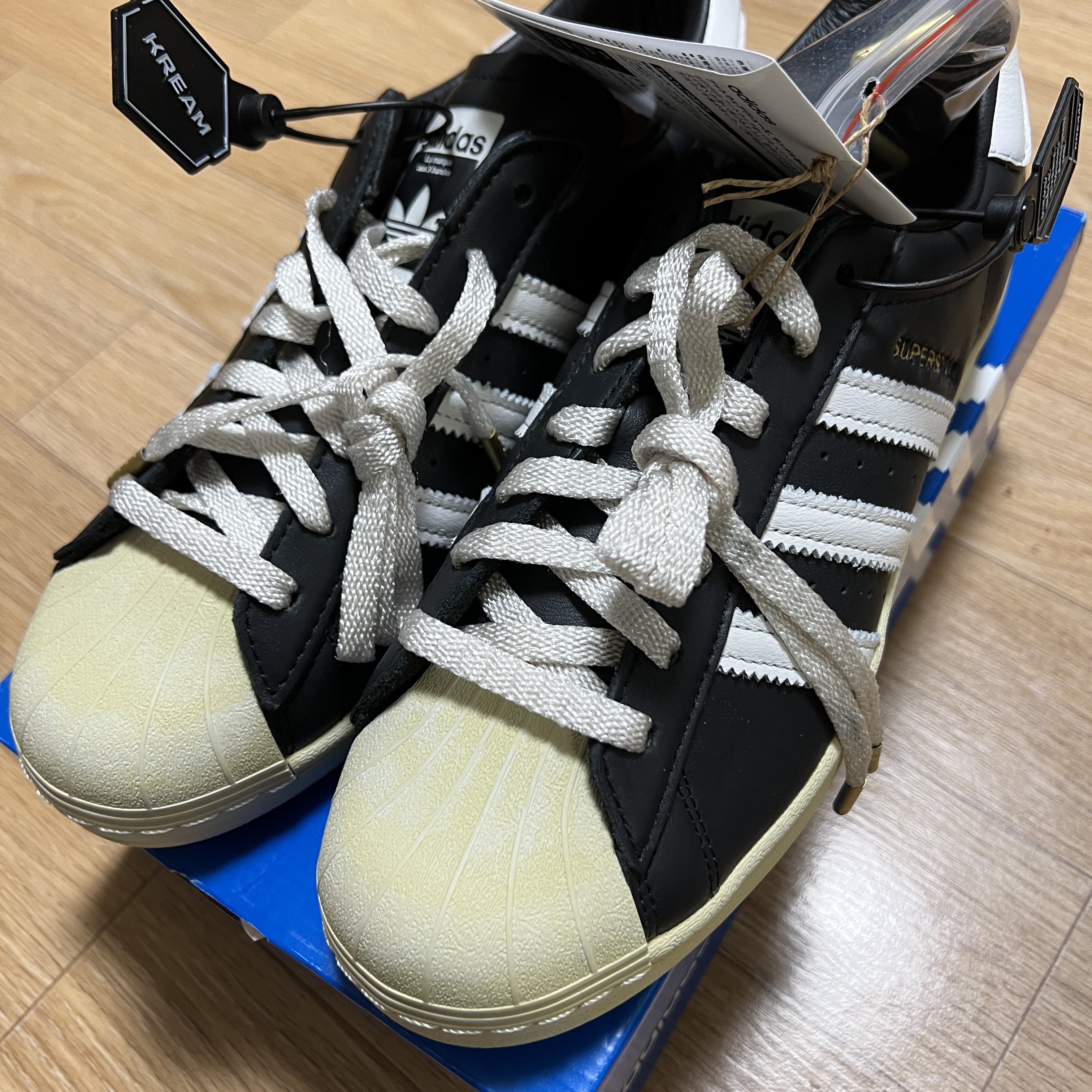 Adidas Superstar Premium Black White ์ฐฉ์ฉ ์คํ์ผ