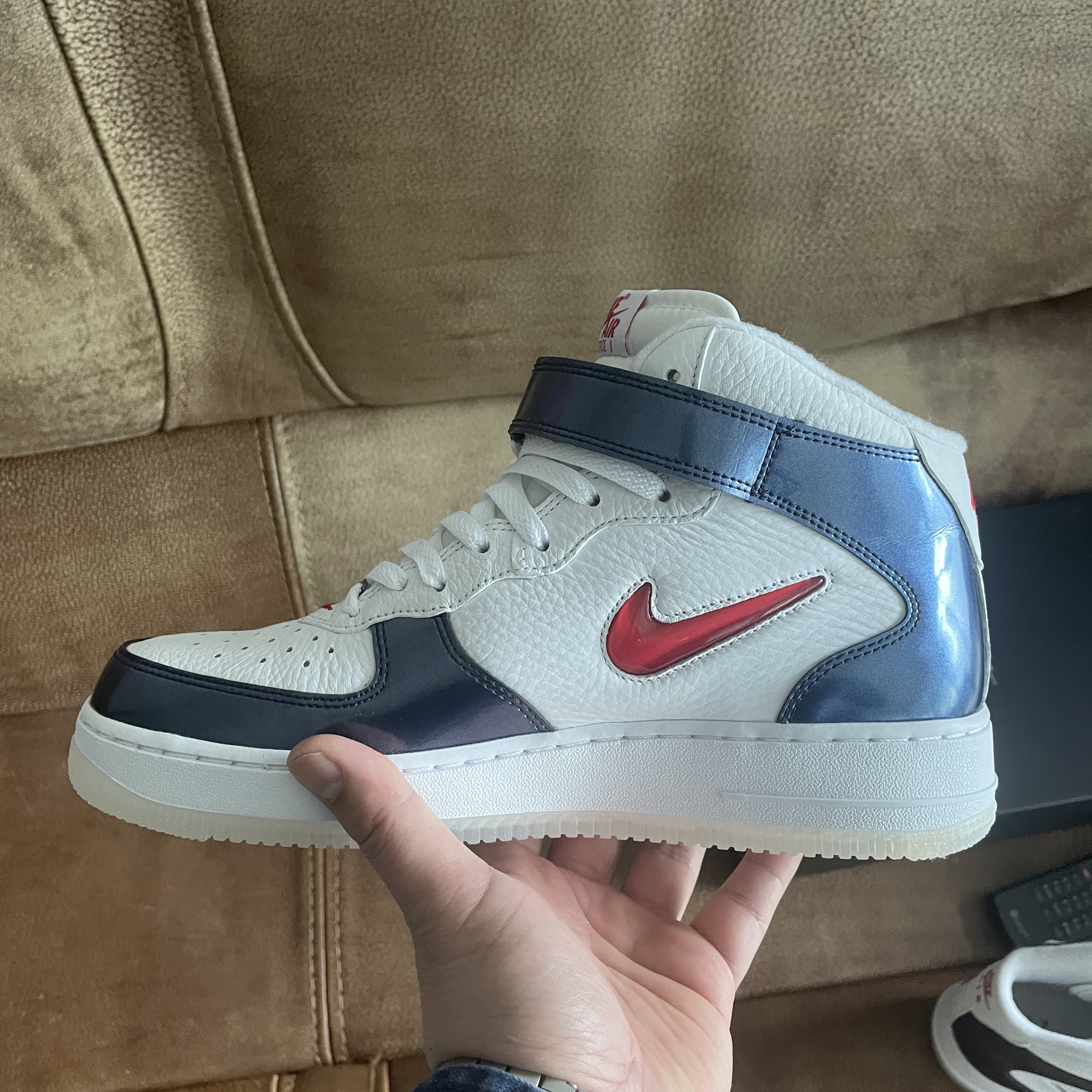 Nike Air Force 1 Mid QS University Red and Midnight Navy 착용 스타일 - 3