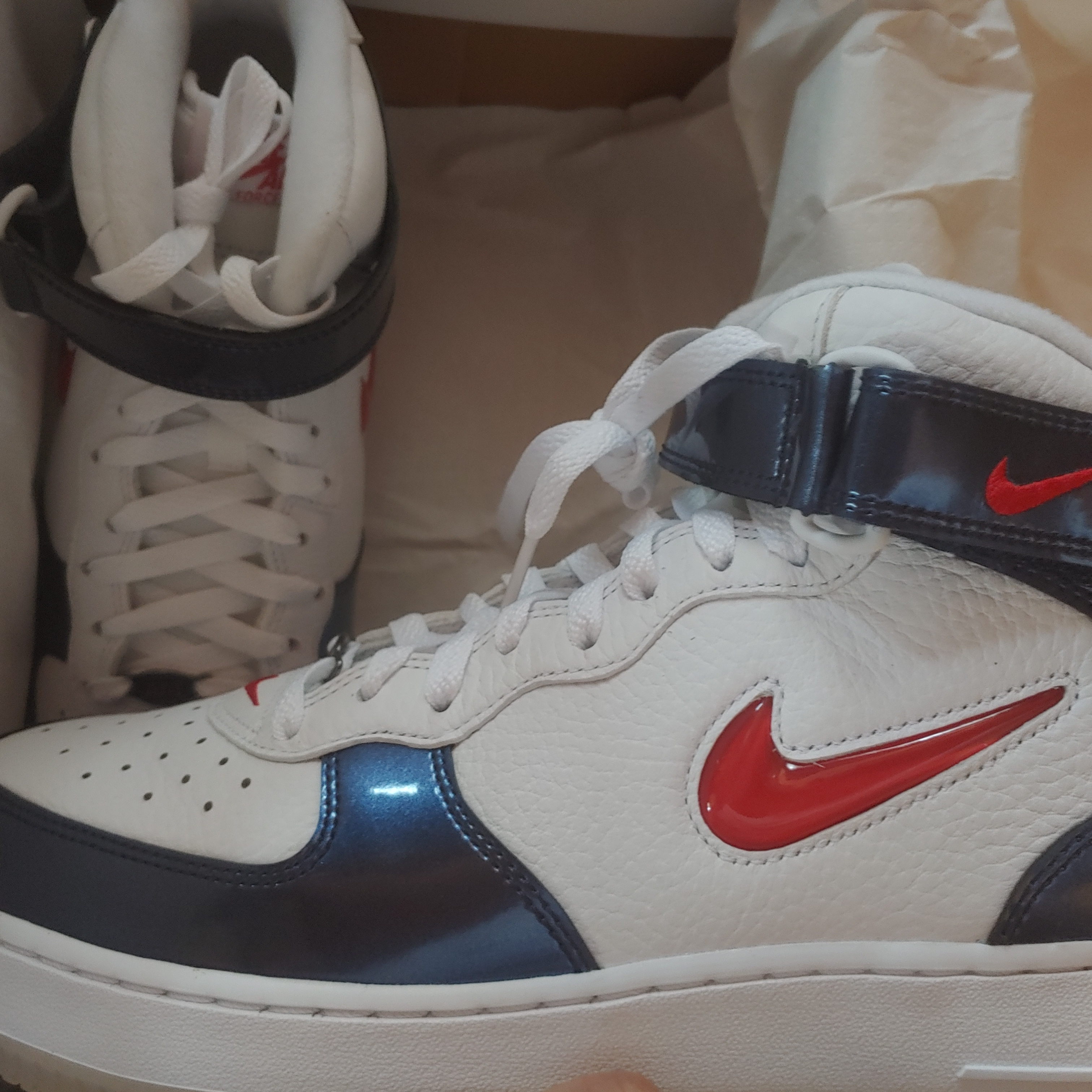 Nike Air Force 1 Mid QS University Red and Midnight Navy 착용 스타일