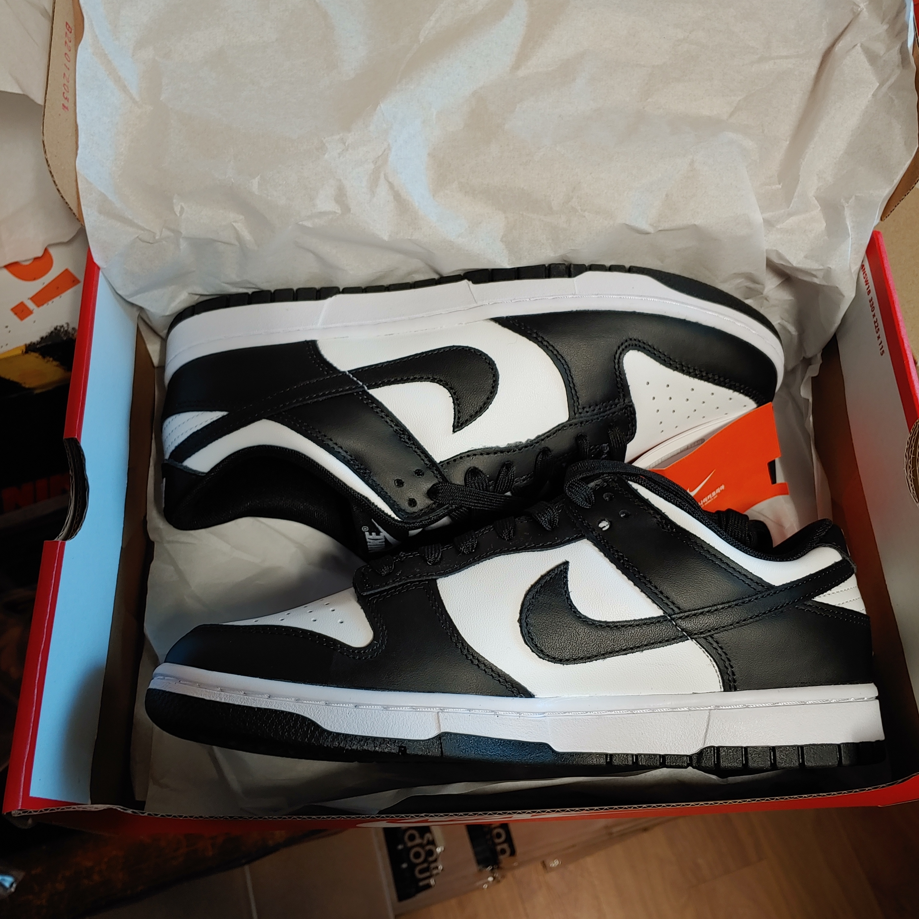 Nike Dunk Low Retro Black, Jordan 1 Low Golf Wolf Grey 착용 스타일 - 1