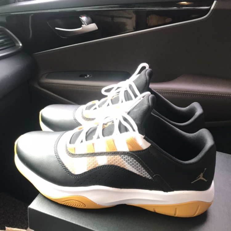 Jordan 11 CMFT Low Black Gold 착용 스타일 - 1