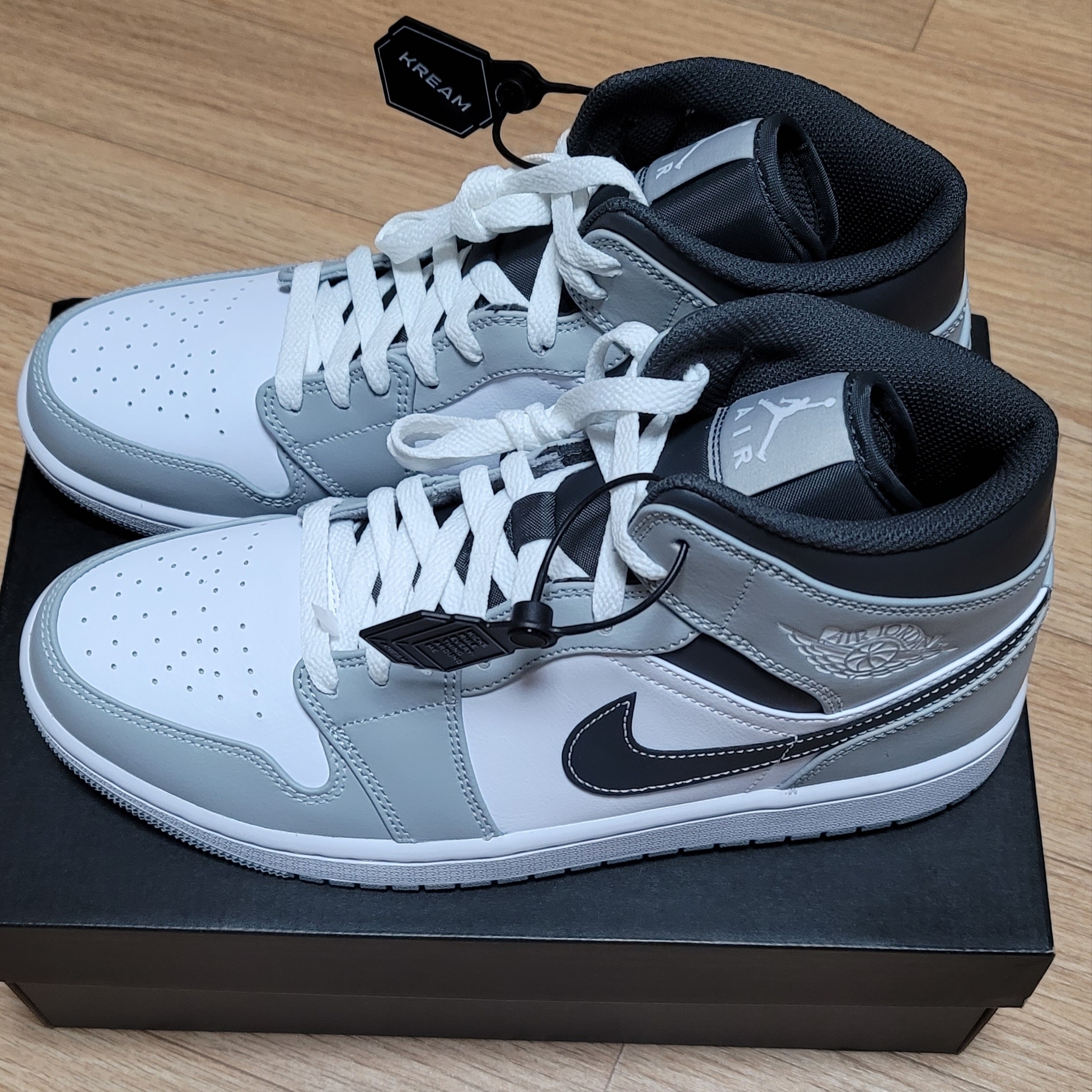 Jordan 1 Mid Light Smoke Grey Anthracite 착용 스타일