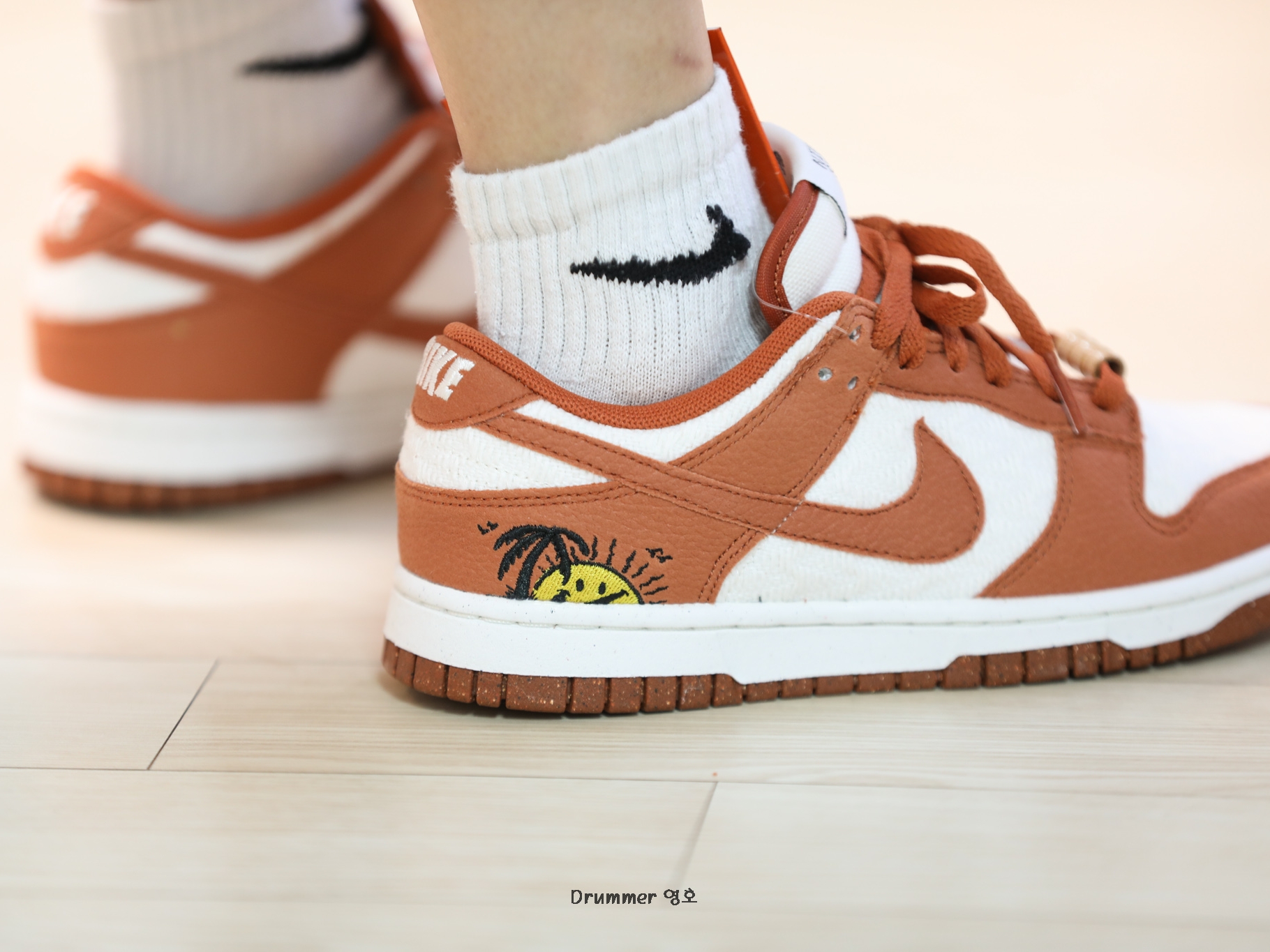 (W) Nike Dunk Low SE Sun Club Burnt Sunrise 착용 스타일 - 3