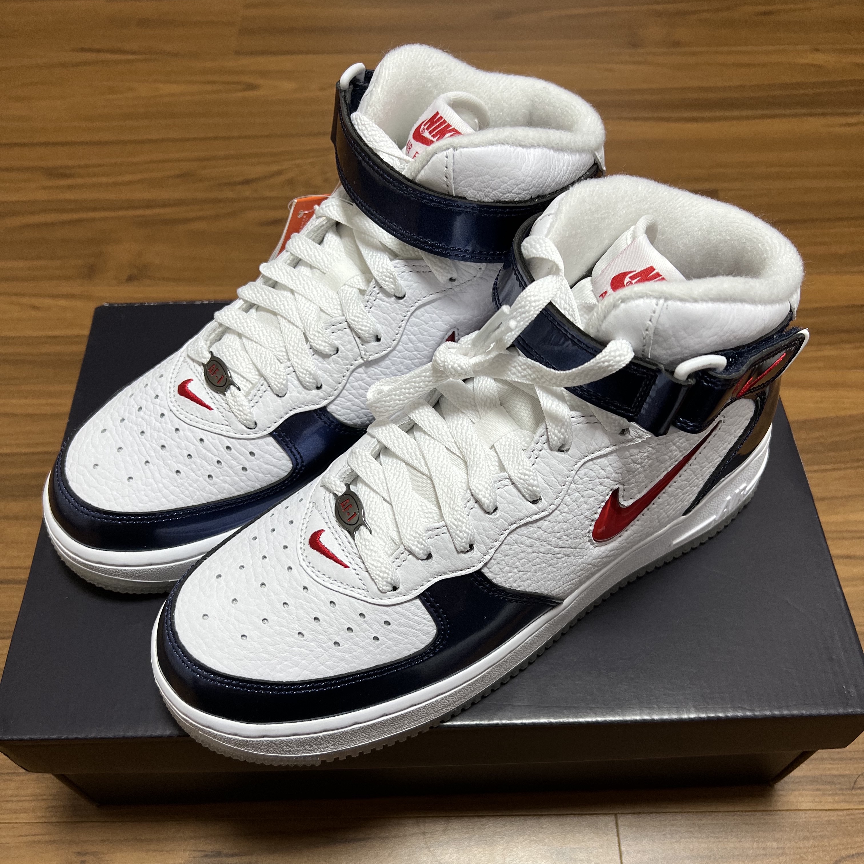 Nike Air Force 1 Mid QS University Red and Midnight Navy 착용 스타일 - 1