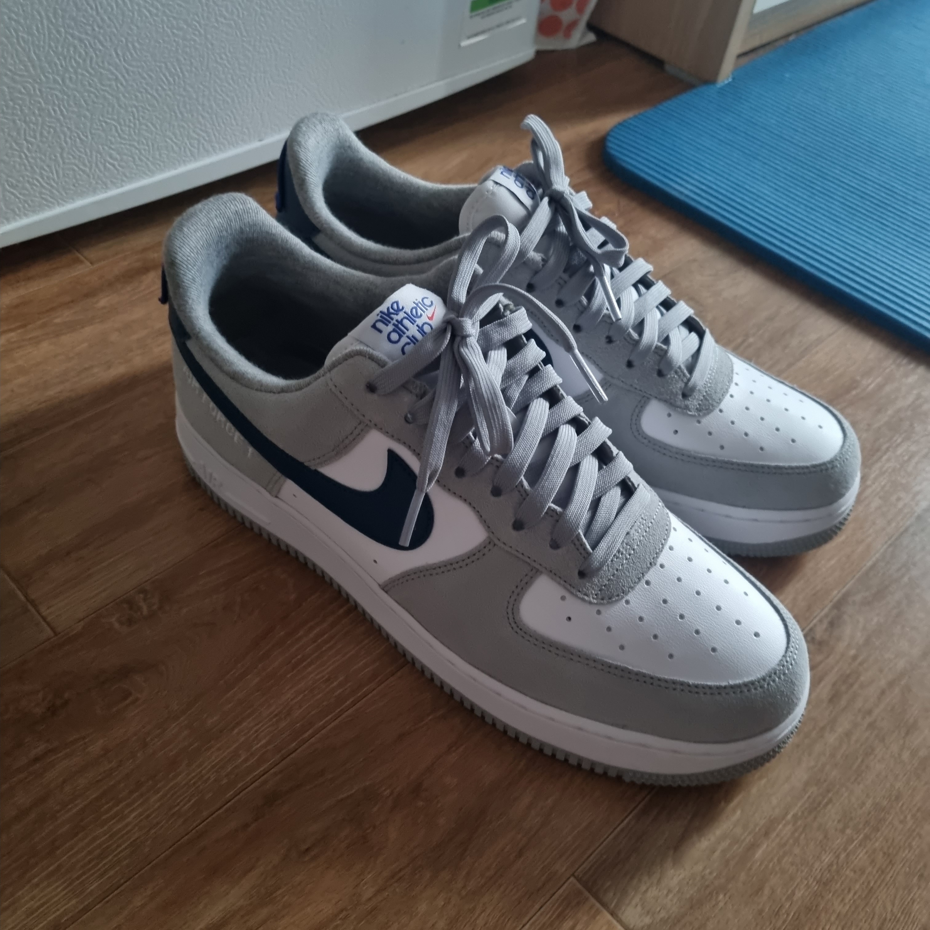 Nike Air Force 1 '07 LV8 Athletic Club Light Smoke Grey Marina 착용 스타일