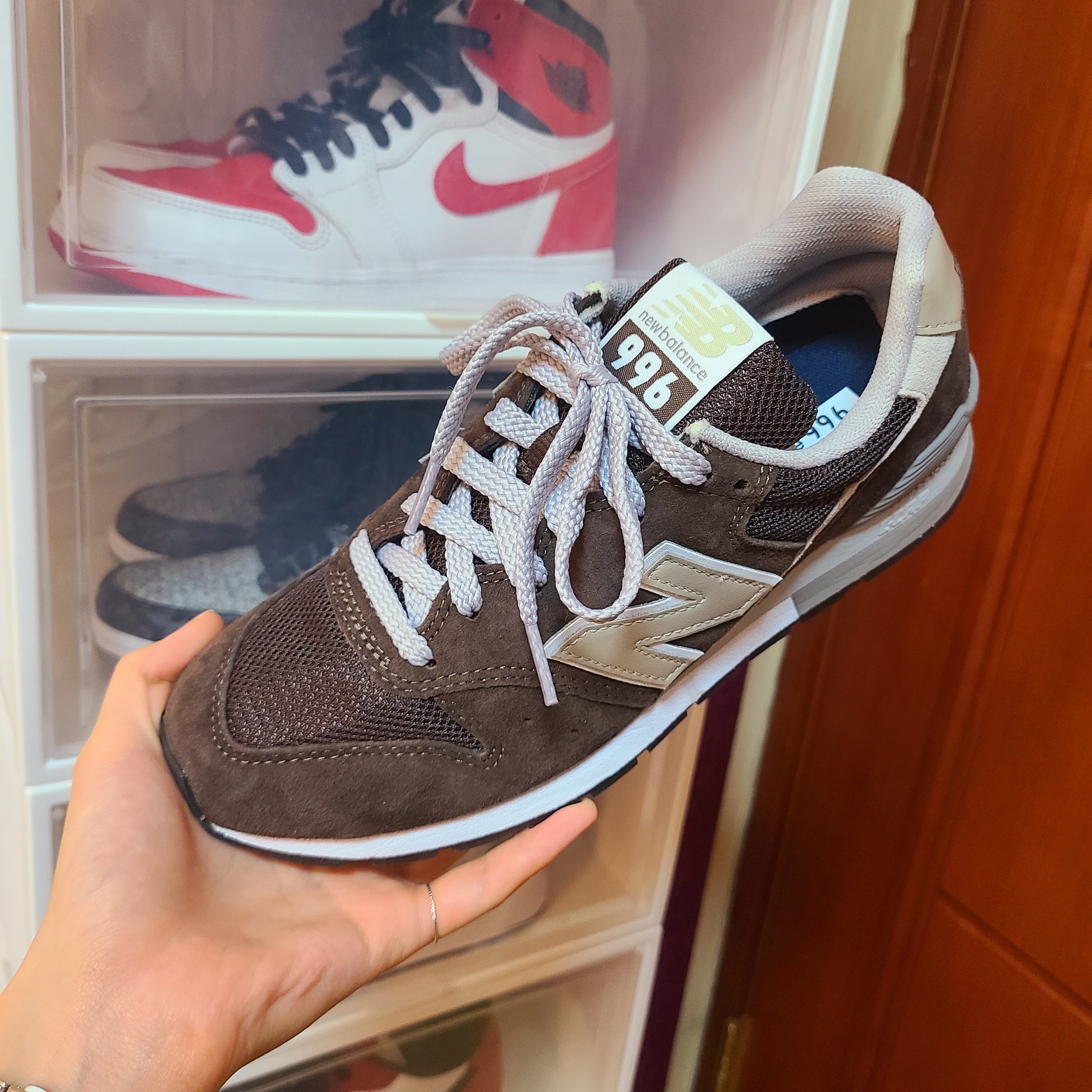 New Balance 996 Dark Brown 착용 스타일 - 1