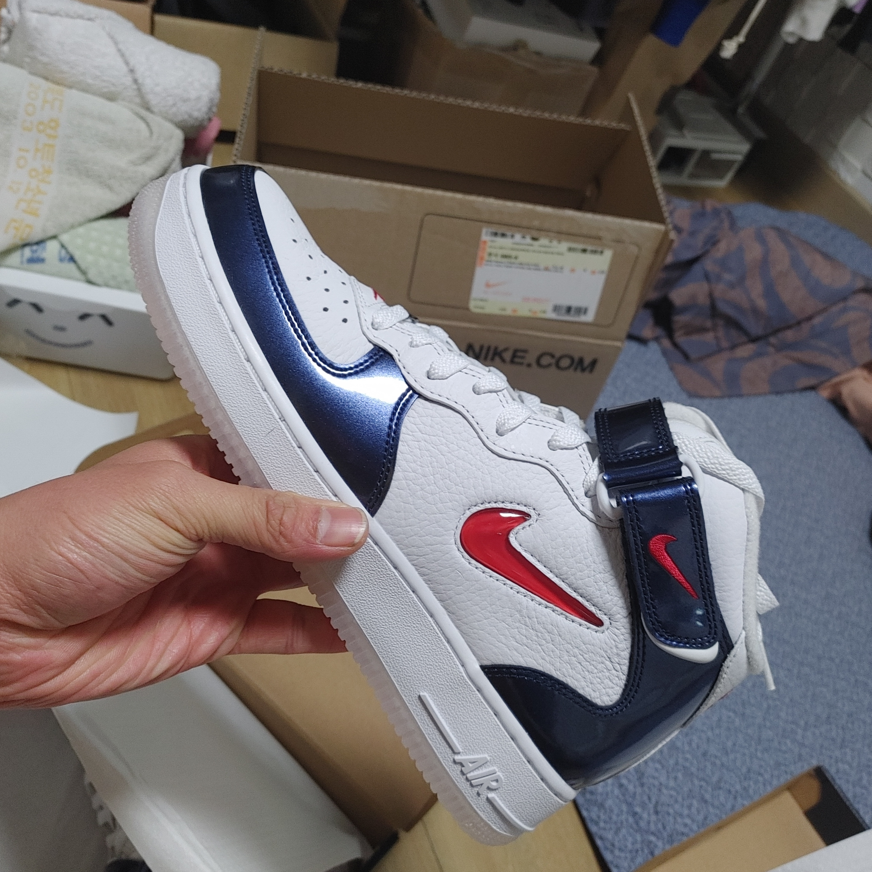 Nike Air Force 1 Mid QS University Red and Midnight Navy, Nike Air Force 1 Mid QS Ale Brown 착용 스타일 - 2