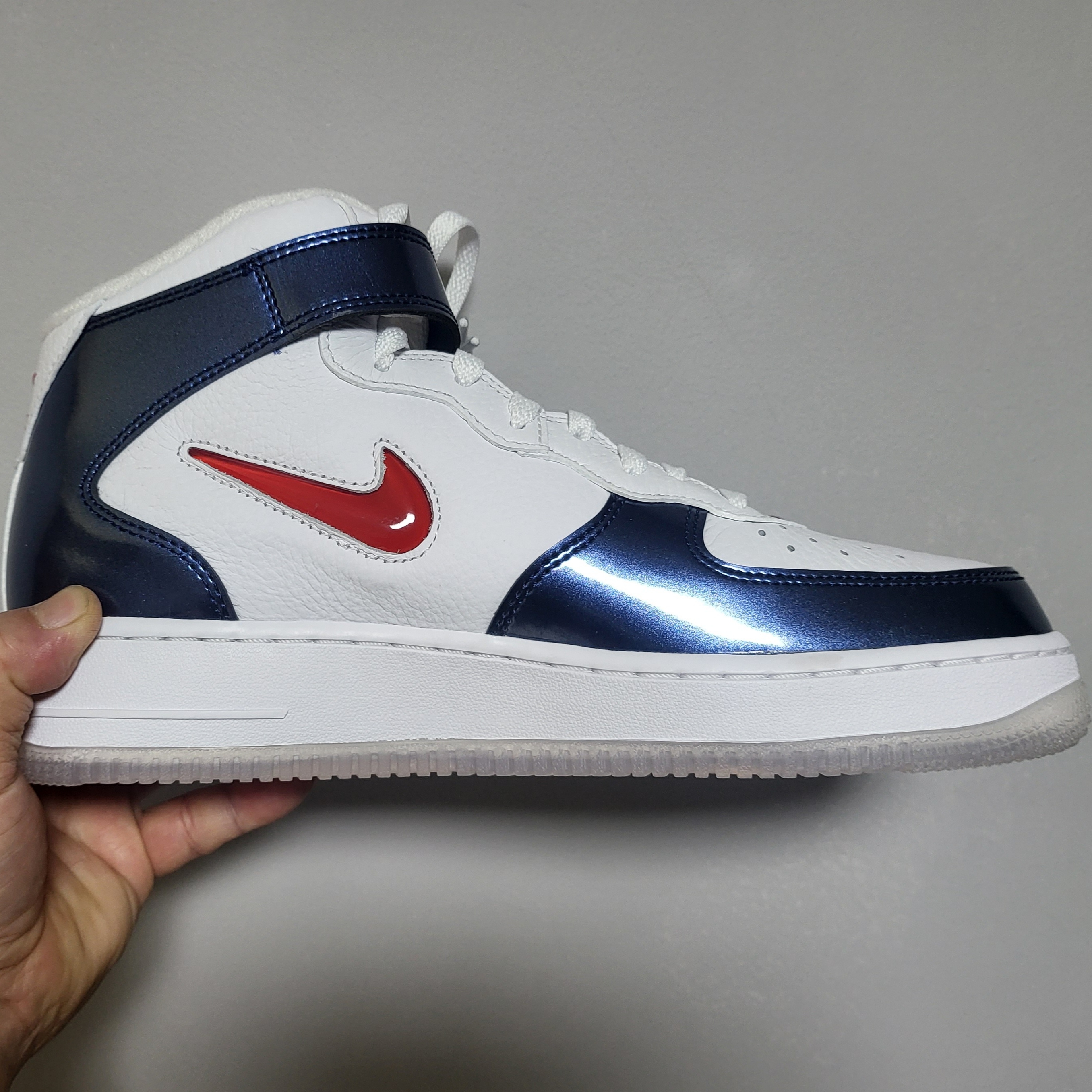 Nike Air Force 1 Mid QS University Red and Midnight Navy 착용 스타일 - 2