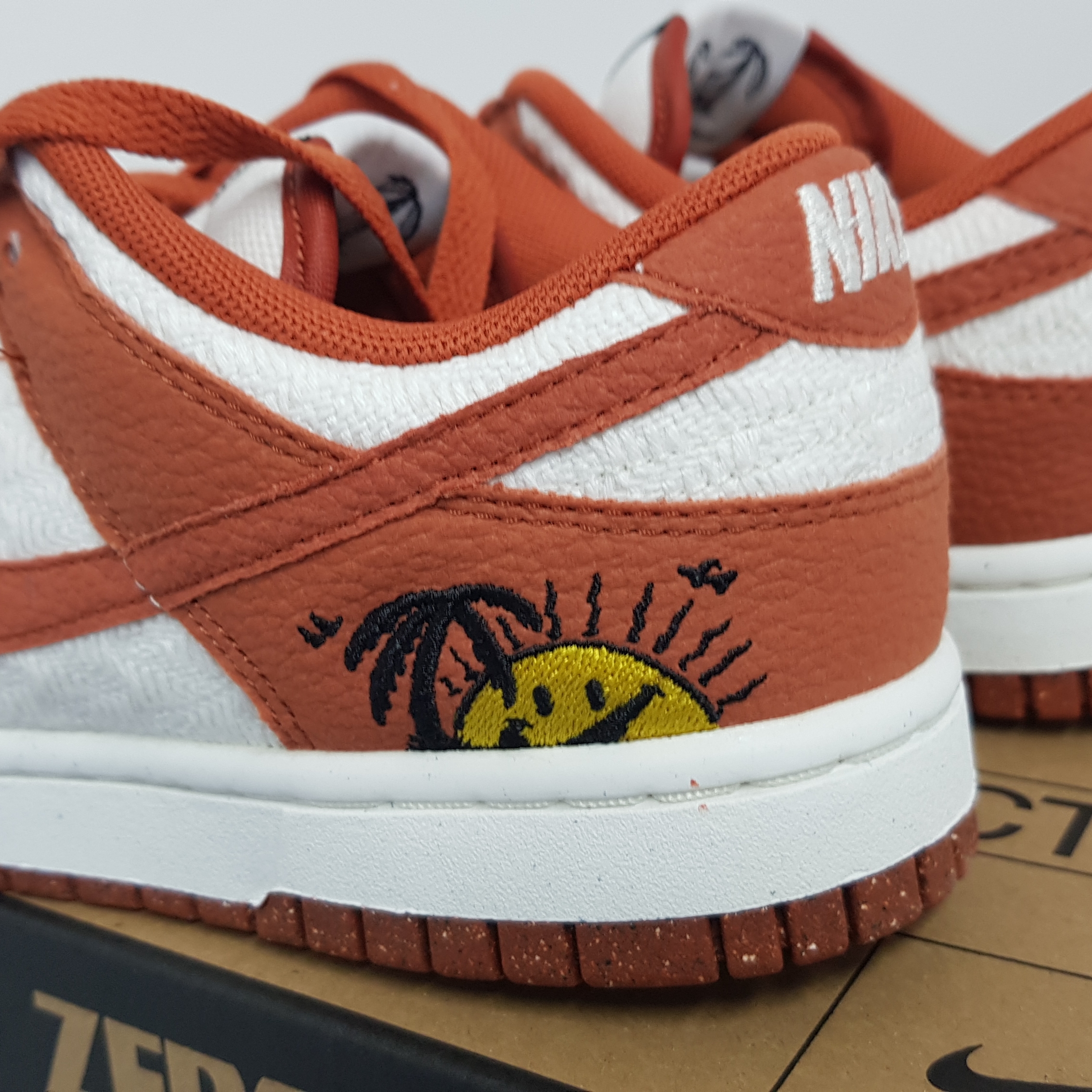 (W) Nike Dunk Low SE Sun Club Burnt Sunrise 착용 스타일 - 3