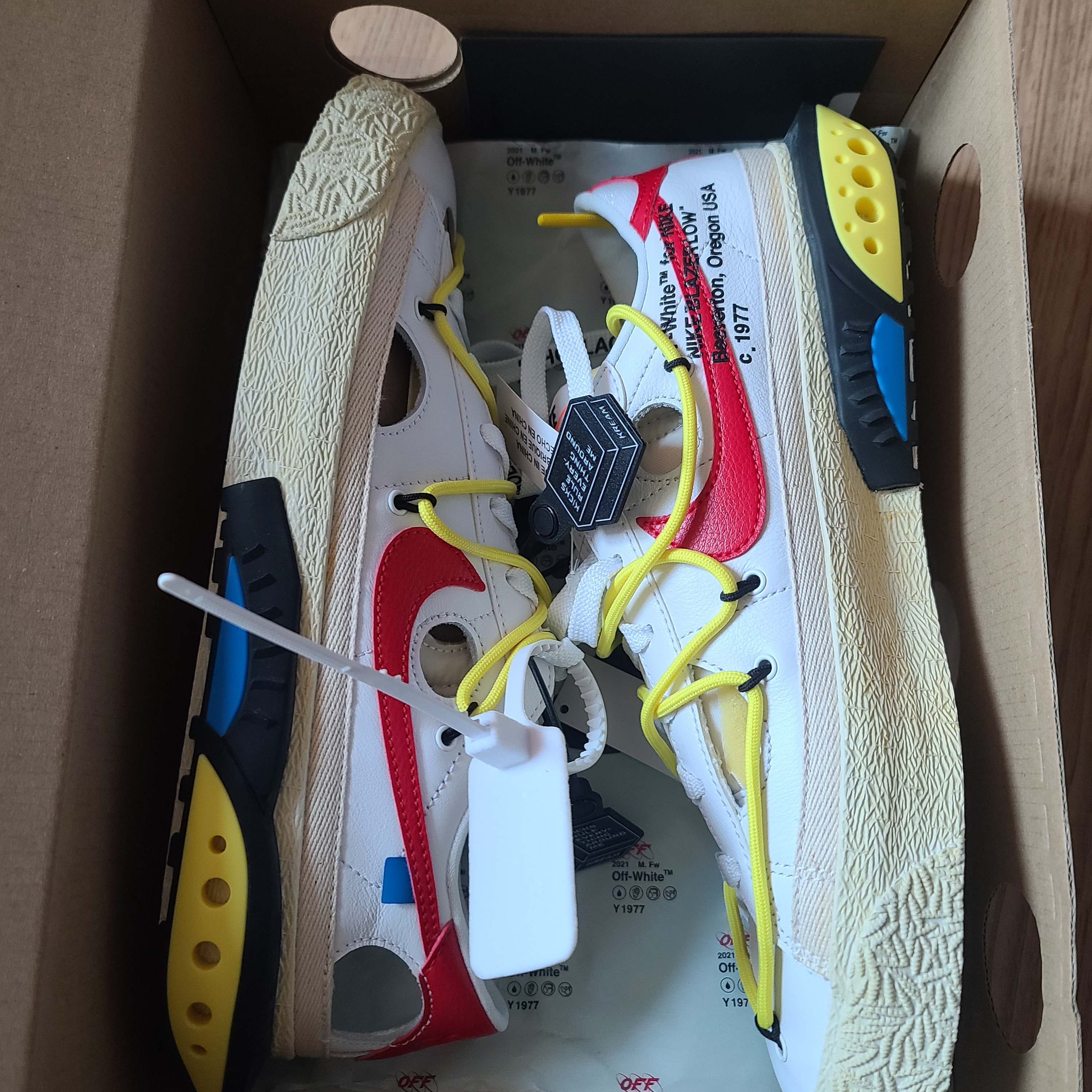 Nike x Off-White Blazer Low '77 White and University Red 착용 스타일
