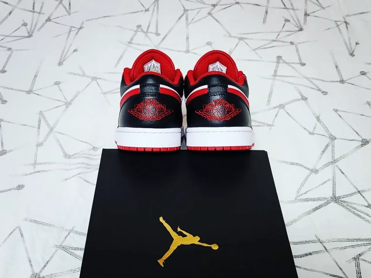 Jordan 1 Low White Gym Red Black 착용 스타일 - 5