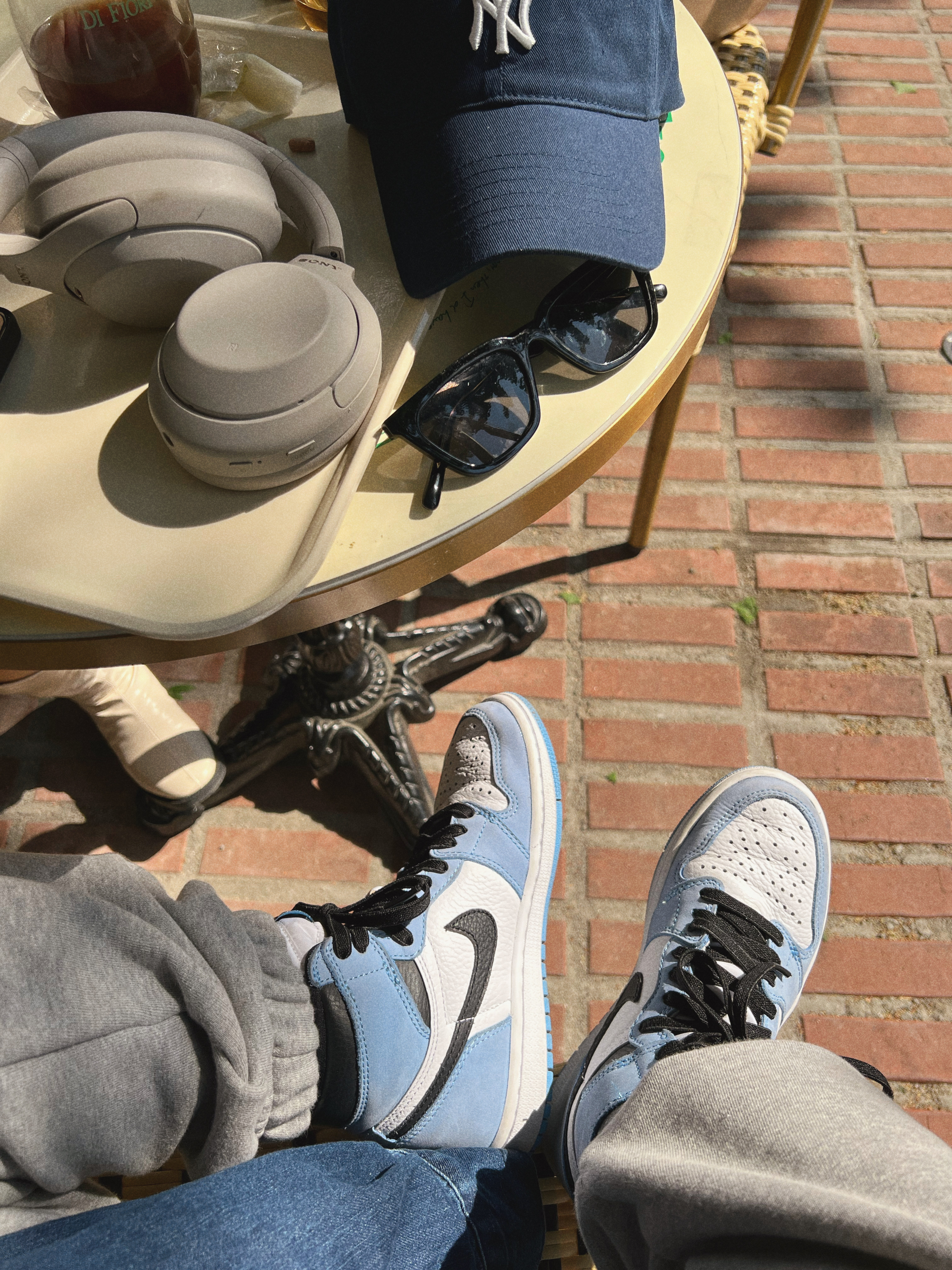 Jordan 1 Retro High OG University Blue 착용 스타일 - 3