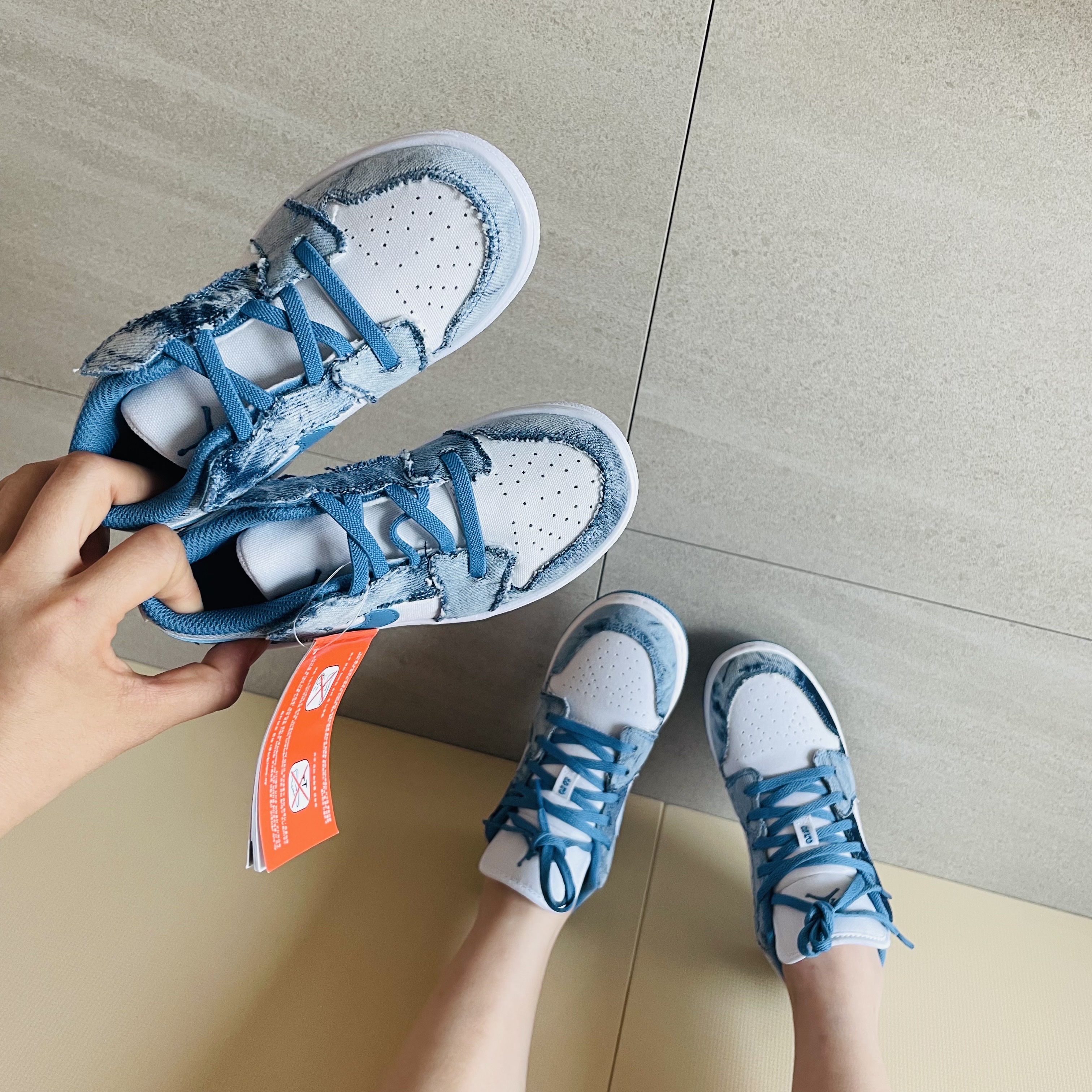 (GS) Jordan 1 Low Washed Denim, (TD) Jordan 1 Low Alt White Dutch Blue 착용 스타일 - 3
