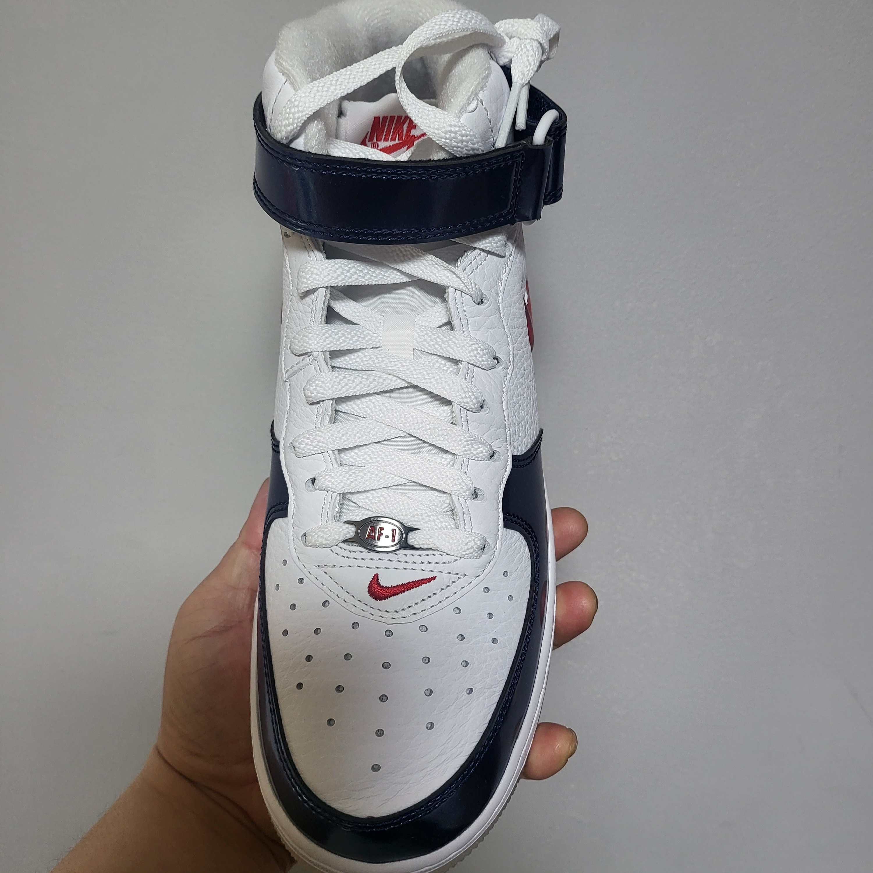 Nike Air Force 1 Mid QS University Red and Midnight Navy 착용 스타일 - 3