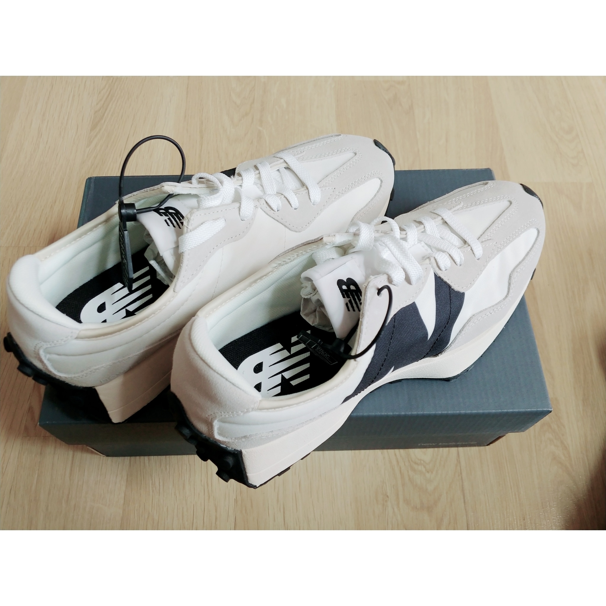 New Balance 327 White Black 착용 스타일