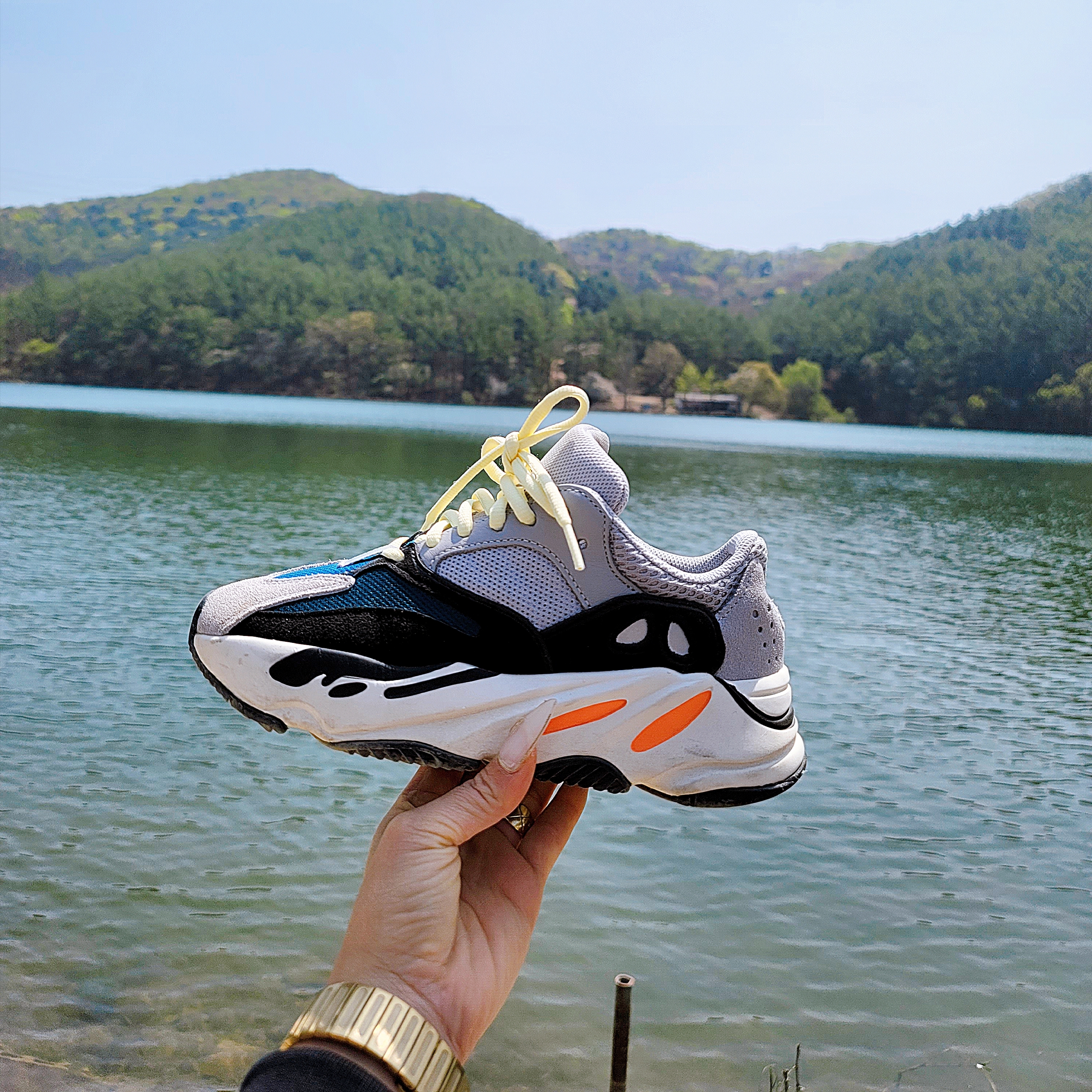 Adidas Yeezy Boost 700 Wave Runner Solid Grey 2021/2022 착용 스타일 - 1