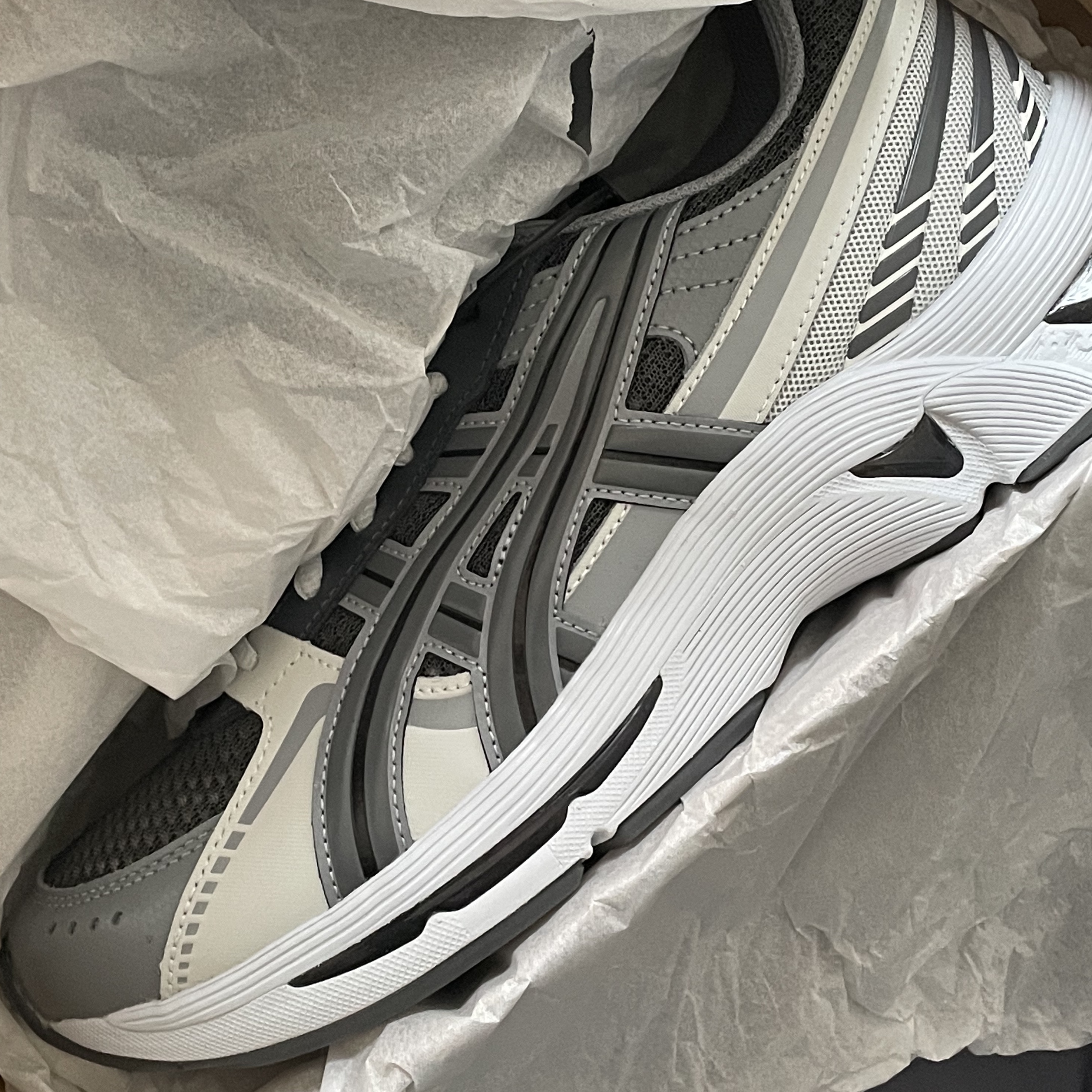 Asics Gel-Kyrios Carrier Grey 착용 스타일 - 1