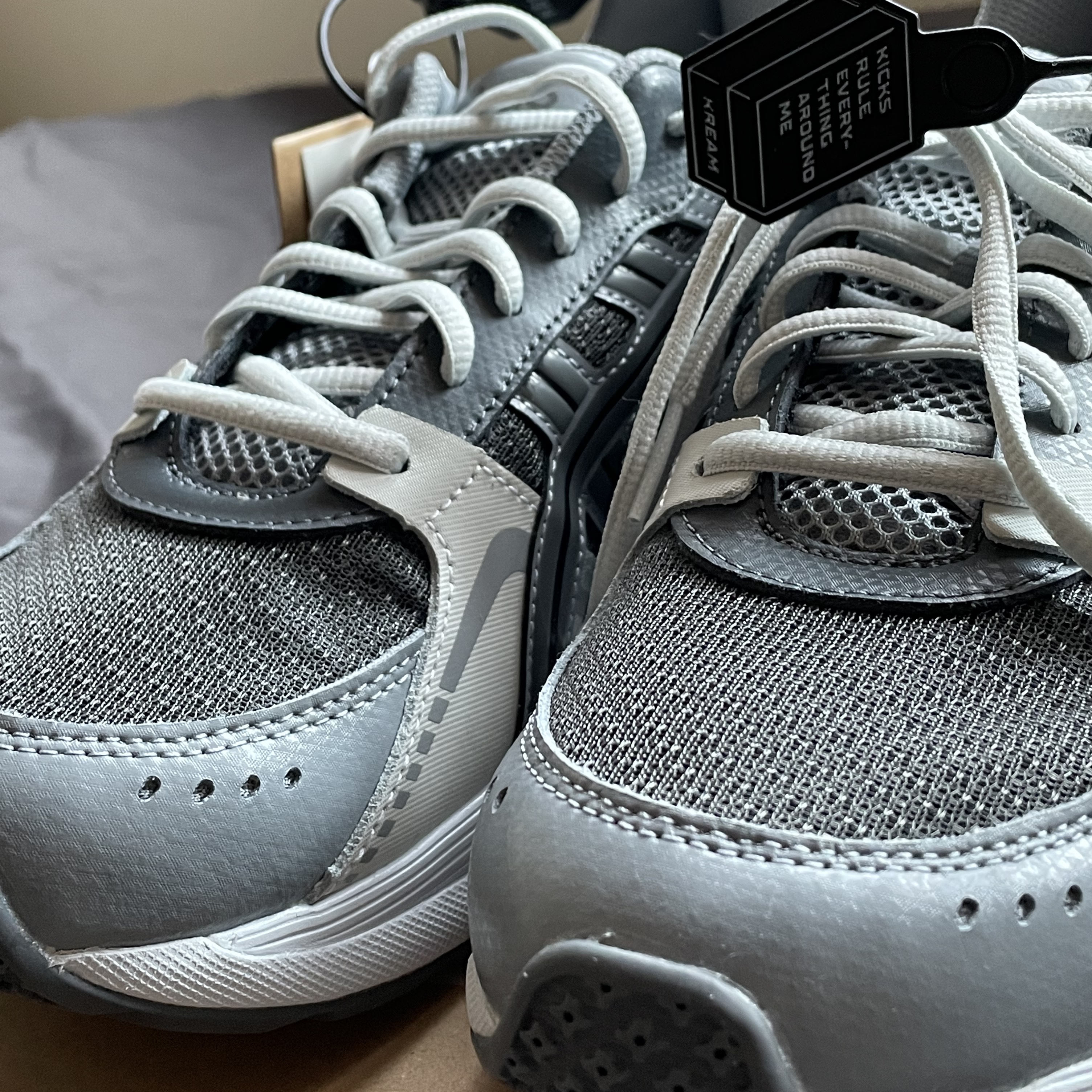 Asics Gel-Kyrios Carrier Grey 착용 스타일 - 2