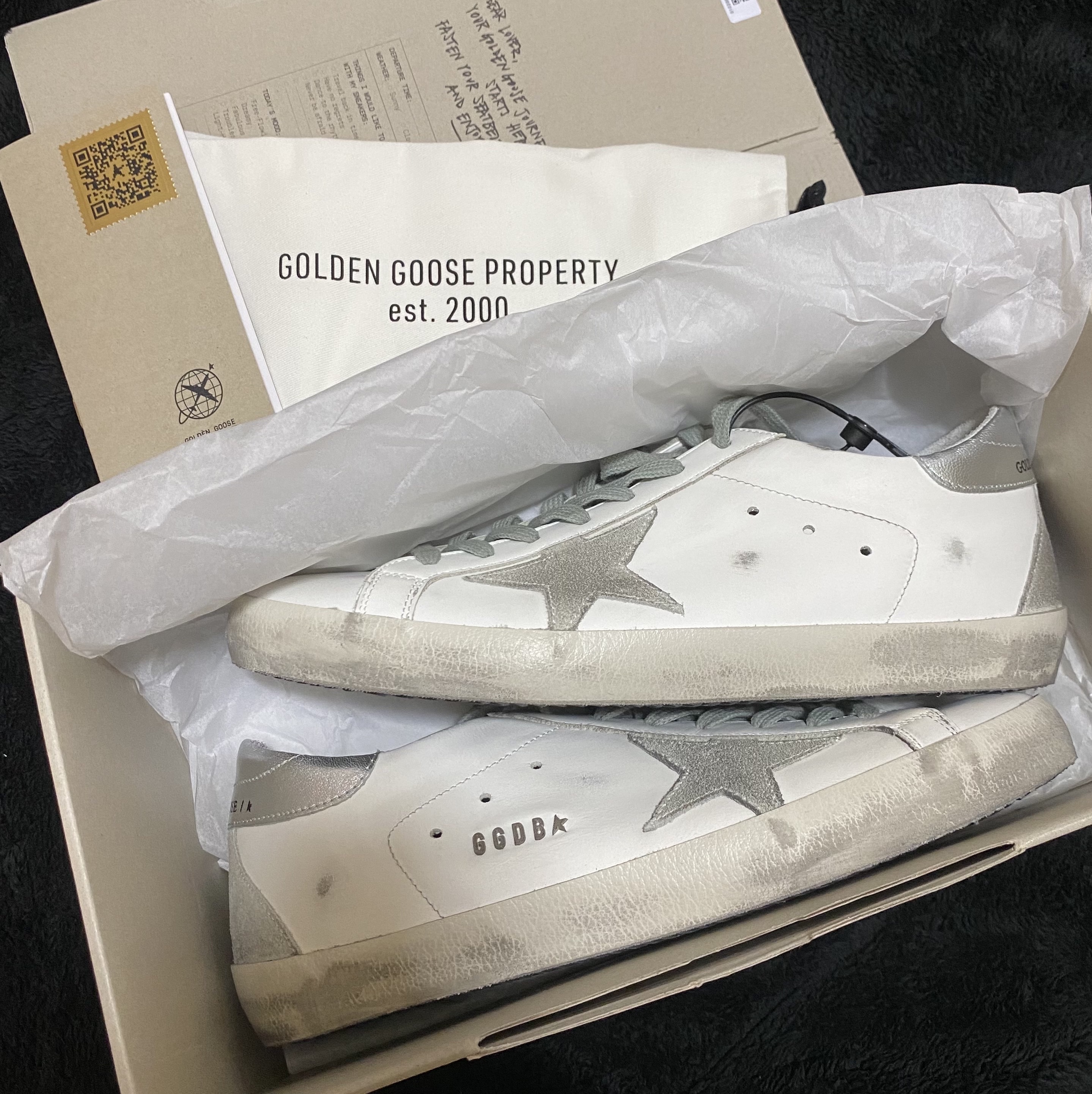 Golden Goose Superstar White Silver Heel Tab Sneakers 착용 스타일 - 1