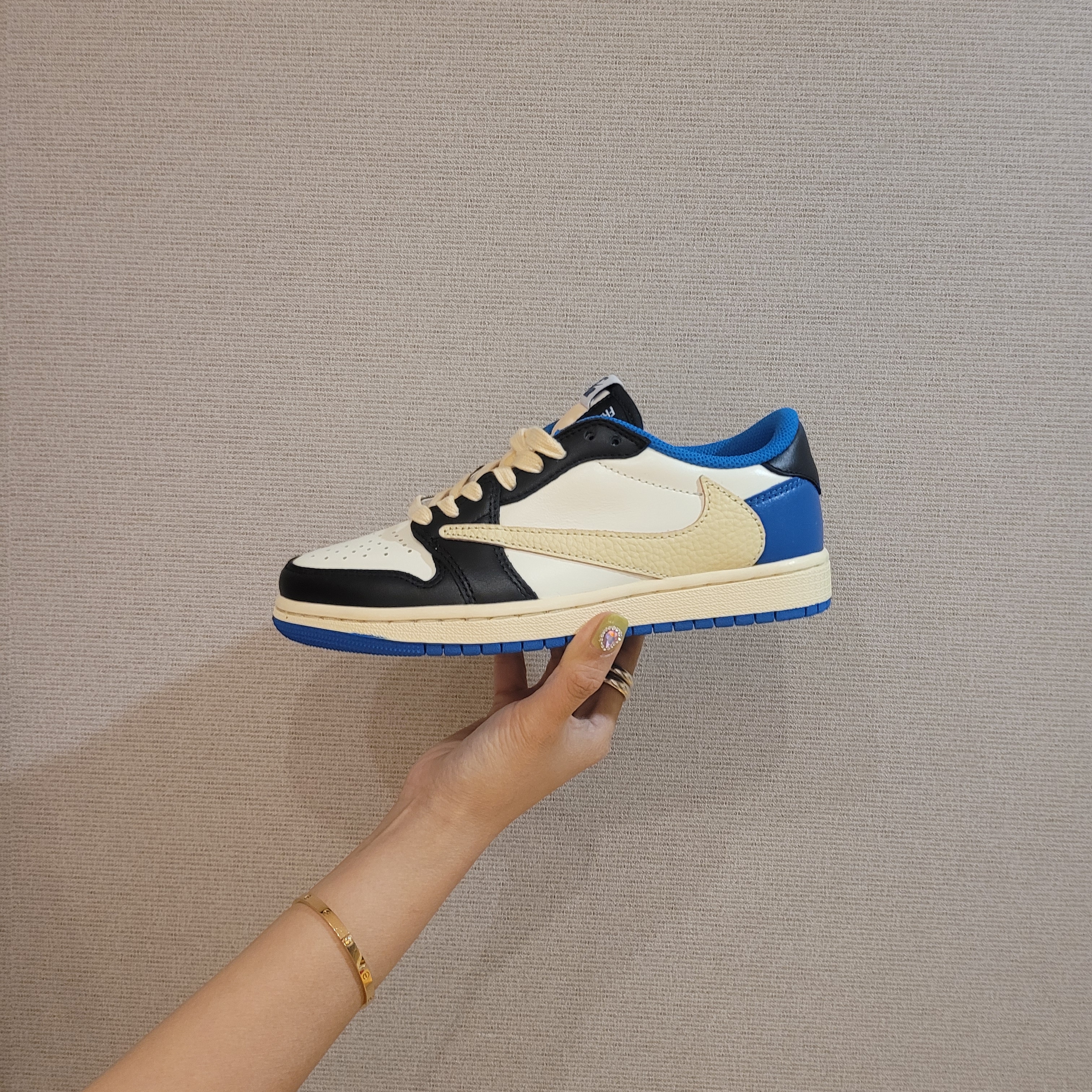 Jordan 1 x Travis Scott x Fragment Retro Low OG SP Military Blue 착용 스타일 - 2