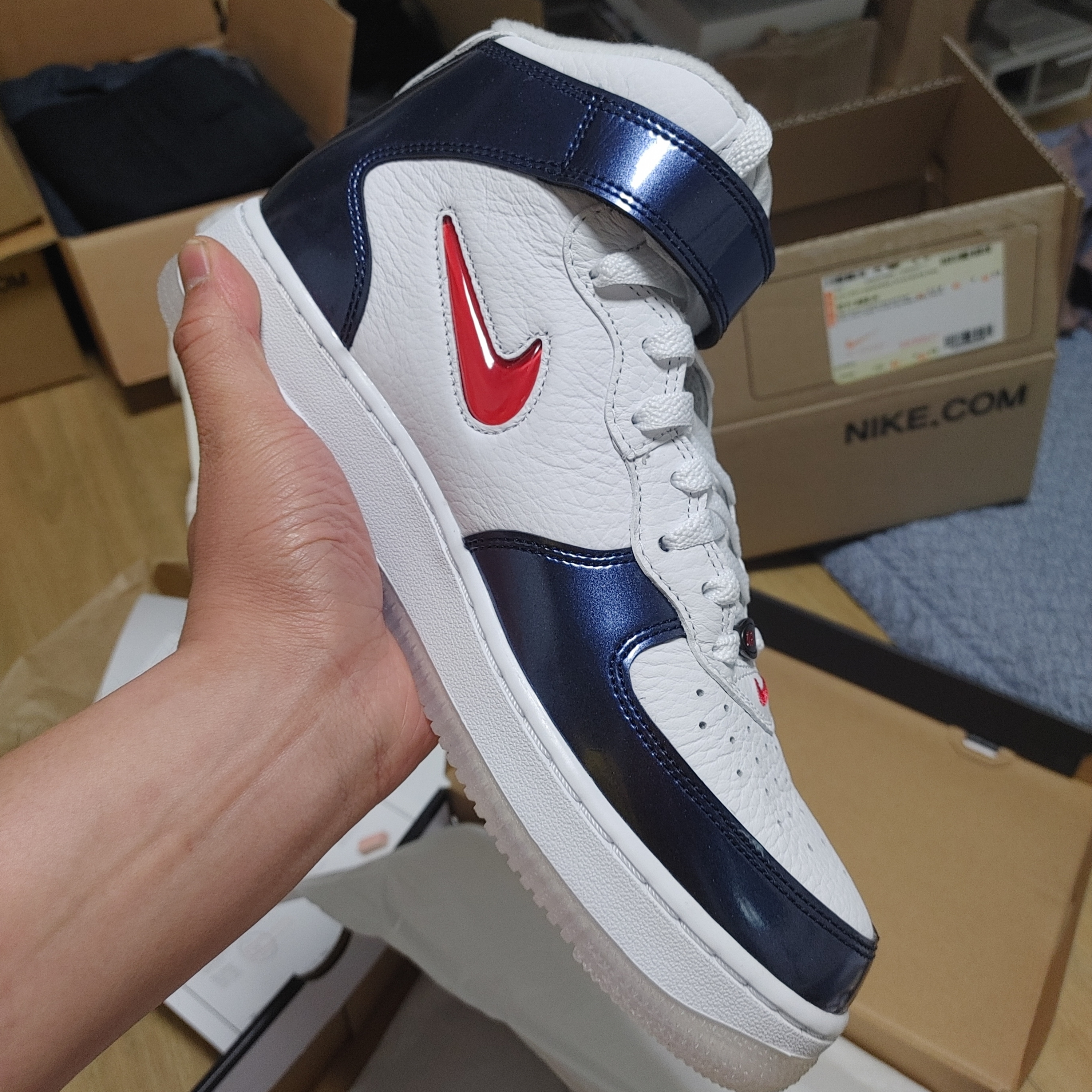 Nike Air Force 1 Mid QS University Red and Midnight Navy, Nike Air Force 1 Mid QS Ale Brown 착용 스타일 - 1