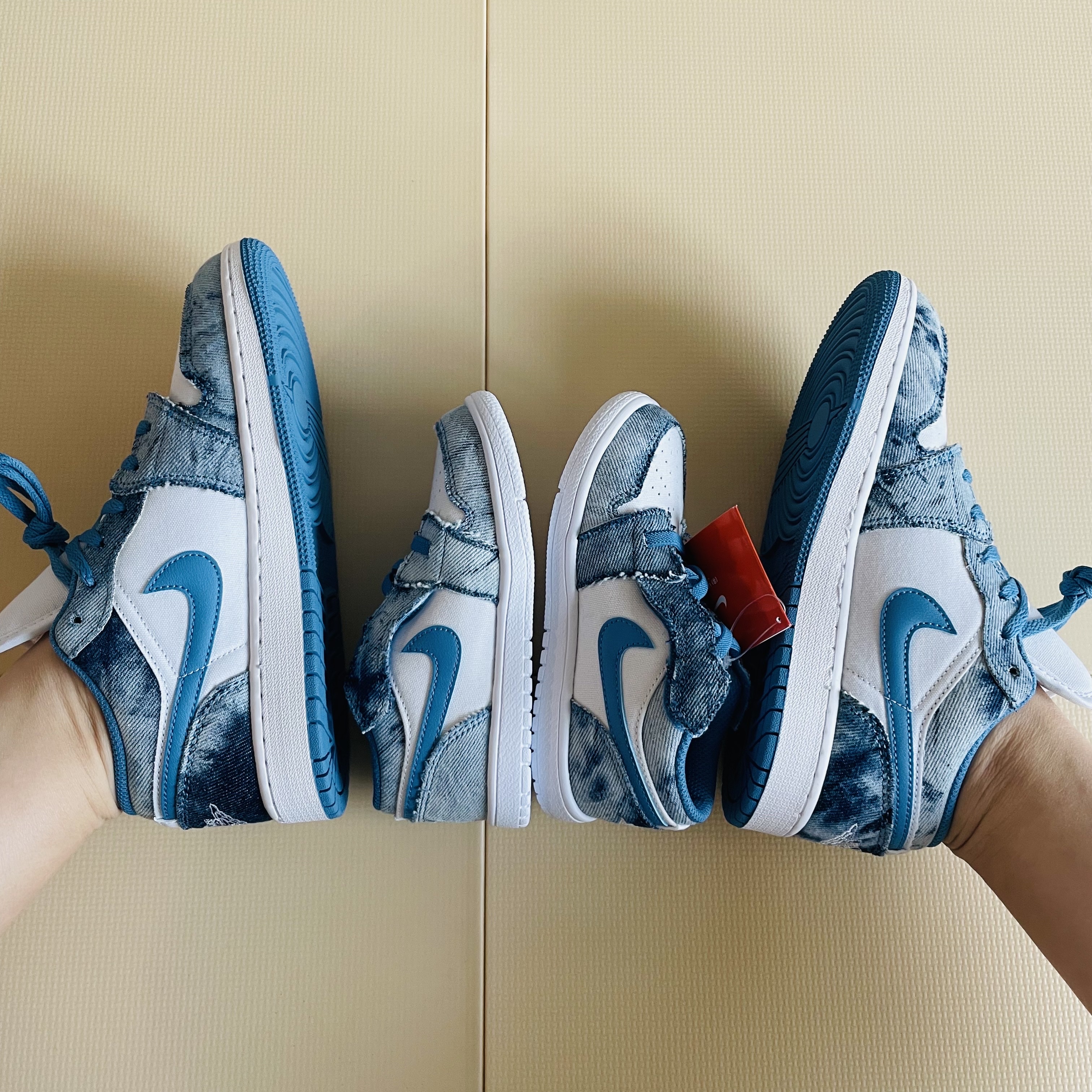 (GS) Jordan 1 Low Washed Denim, (TD) Jordan 1 Low Alt White Dutch Blue 착용 스타일 - 1