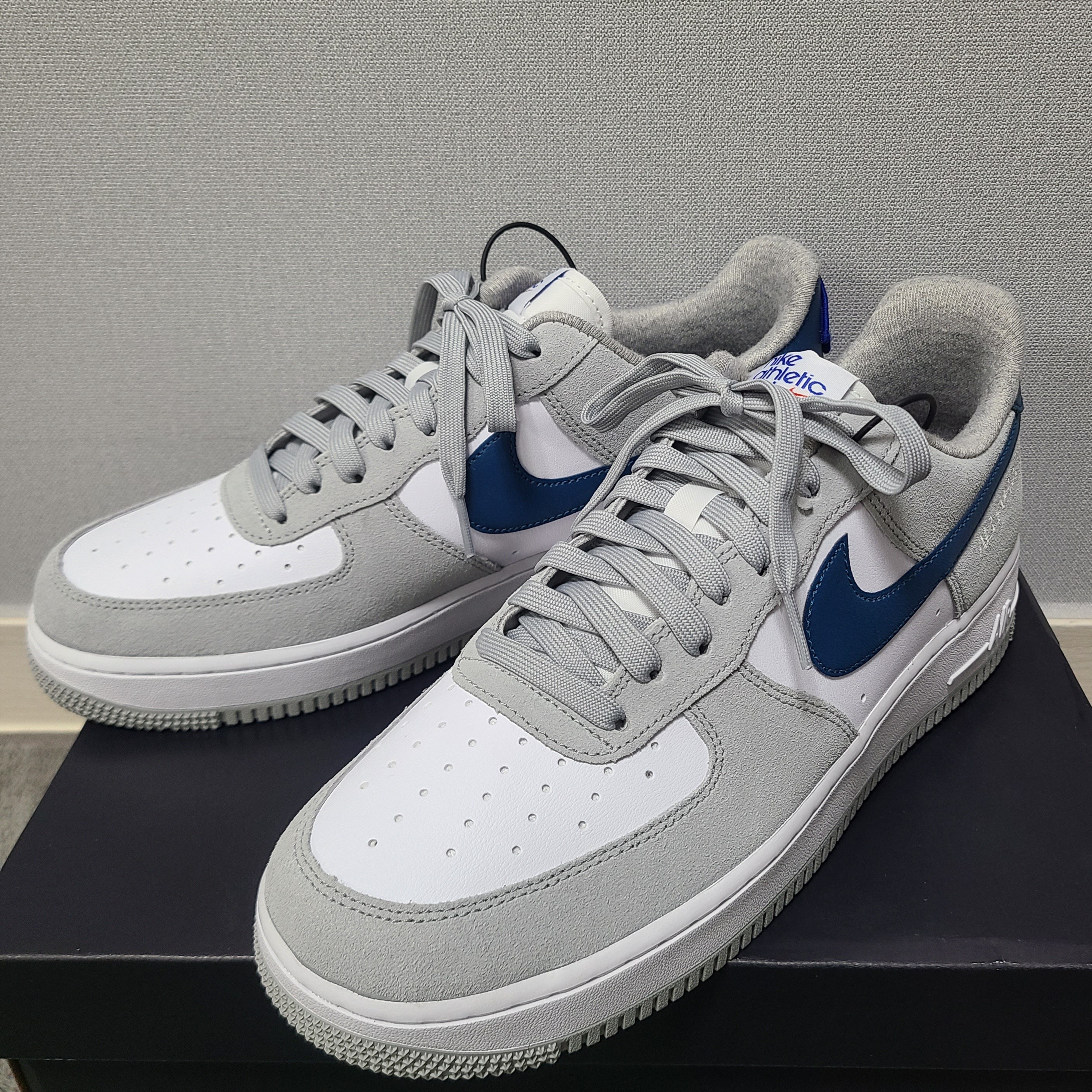Nike Air Force 1 '07 LV8 Athletic Club Light Smoke Grey Marina 착용 스타일 - 1