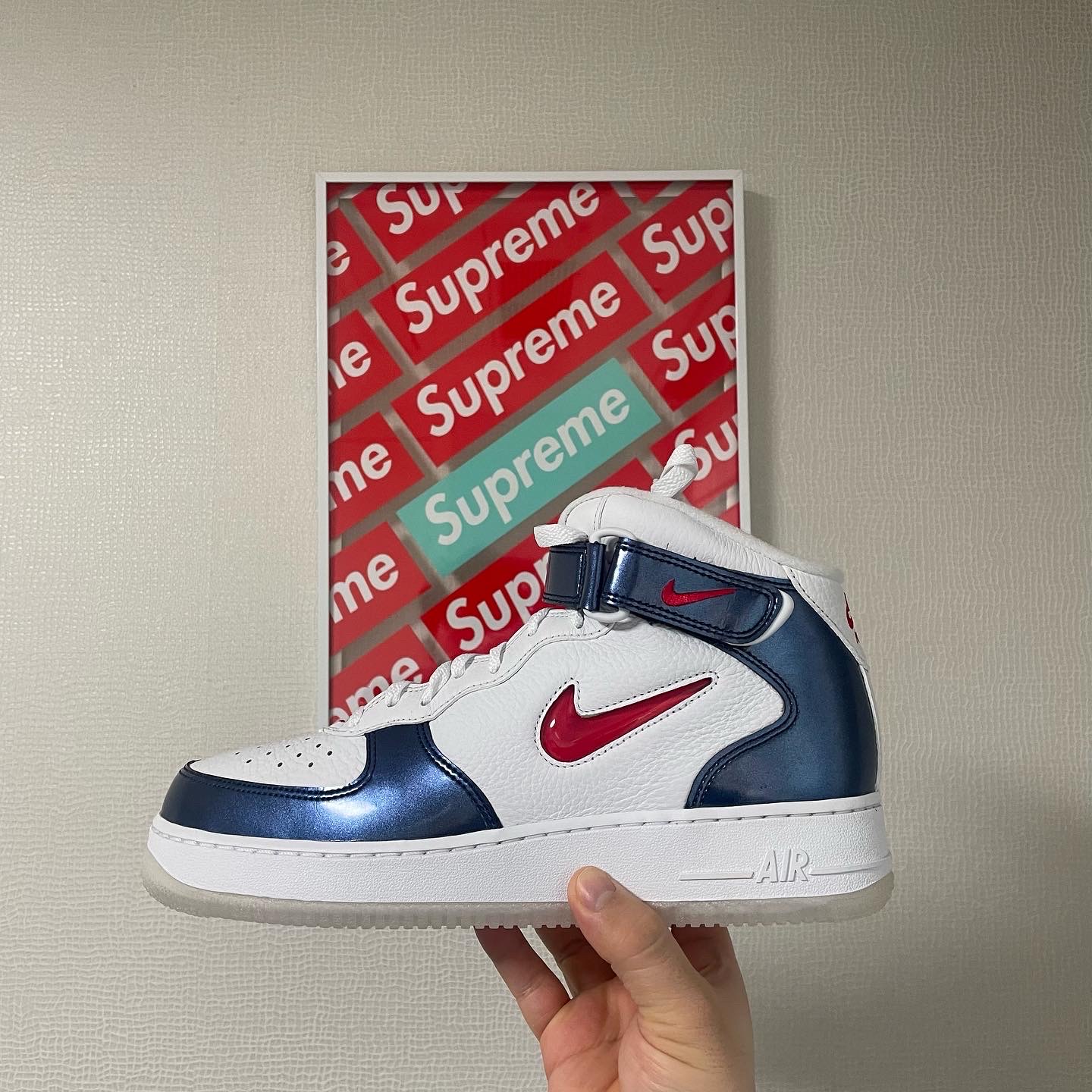 Nike Air Force 1 Mid QS University Red and Midnight Navy, Supreme x Kaws Chalk Logo Hooded Sweatshirt Washed Navy - 21SS 착용 스타일 - 2