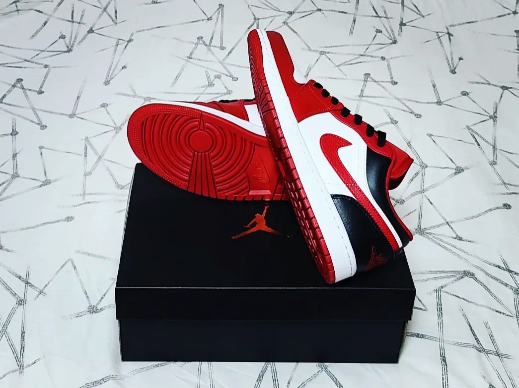 Jordan 1 Low White Gym Red Black 착용 스타일 - 4