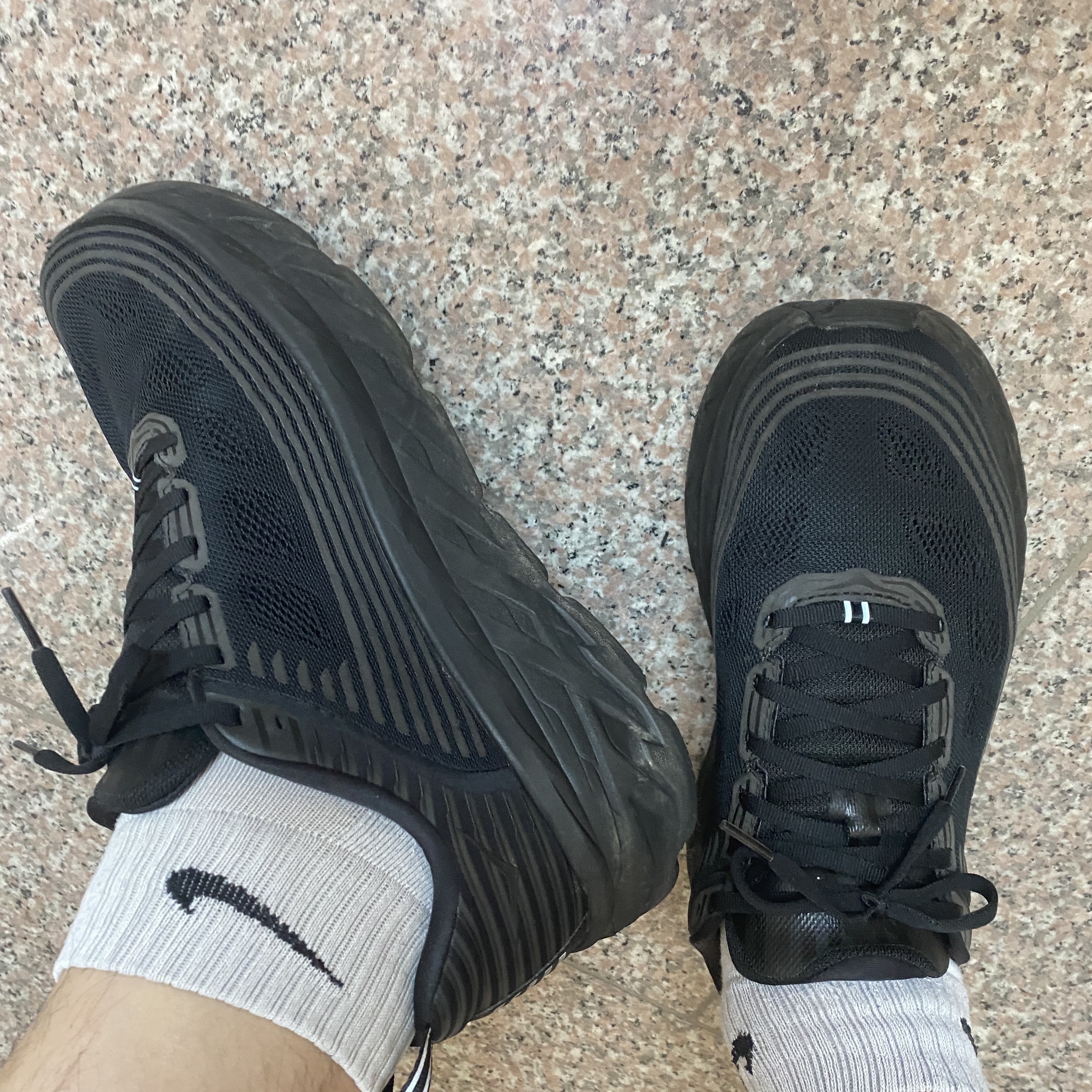 Hoka Bondi 6 Black 착용 스타일