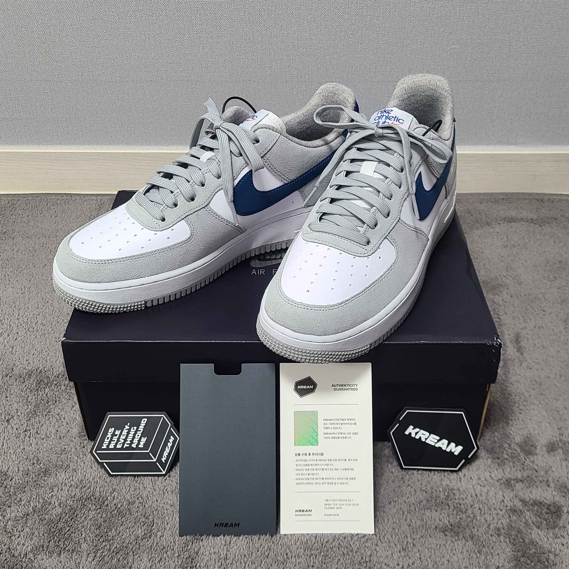 Nike Air Force 1 '07 LV8 Athletic Club Light Smoke Grey Marina 착용 스타일 - 5