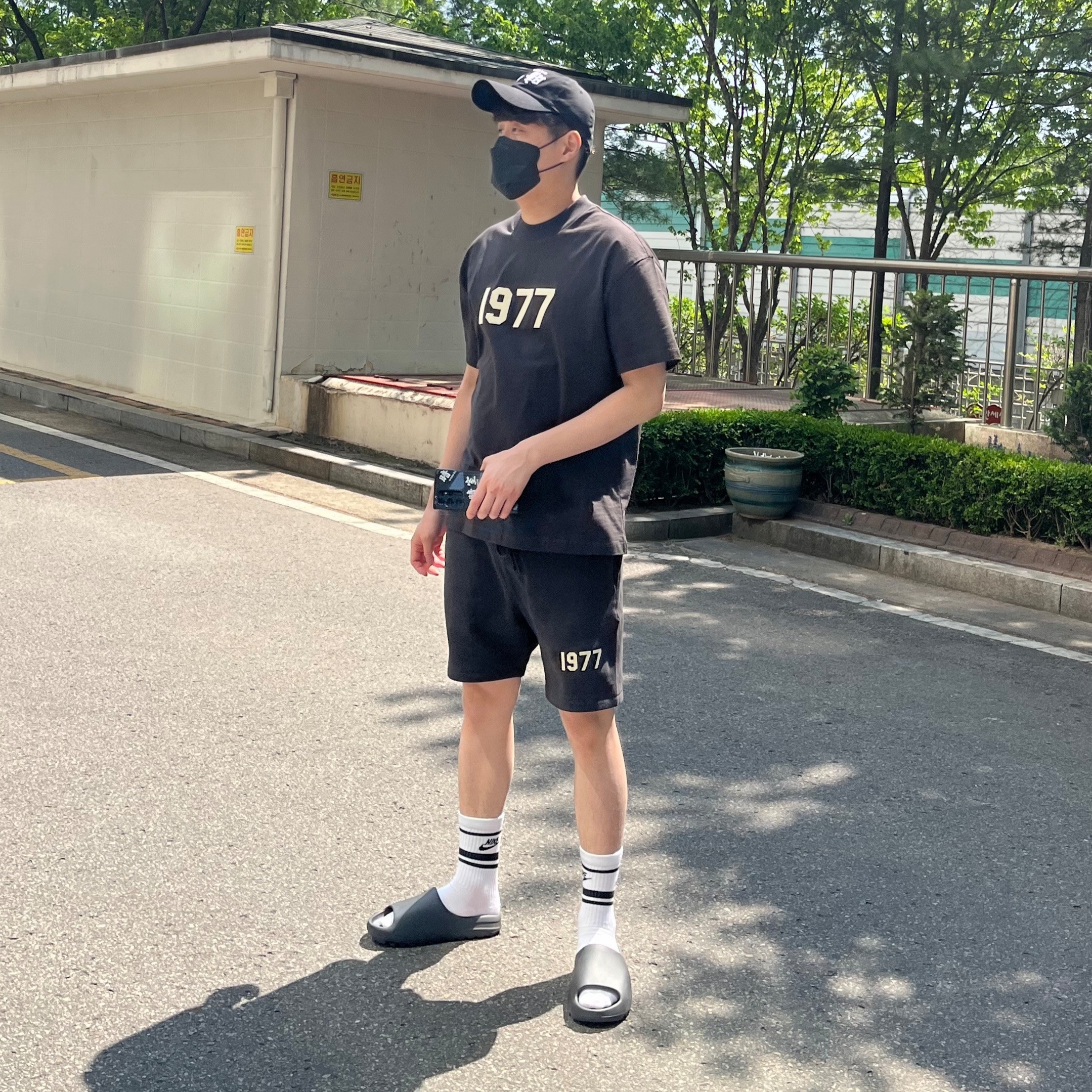Essentials 1977 T-Shirt Iron - 22SS, Essentials 1977 Shorts Iron - 22SS 착용 스타일