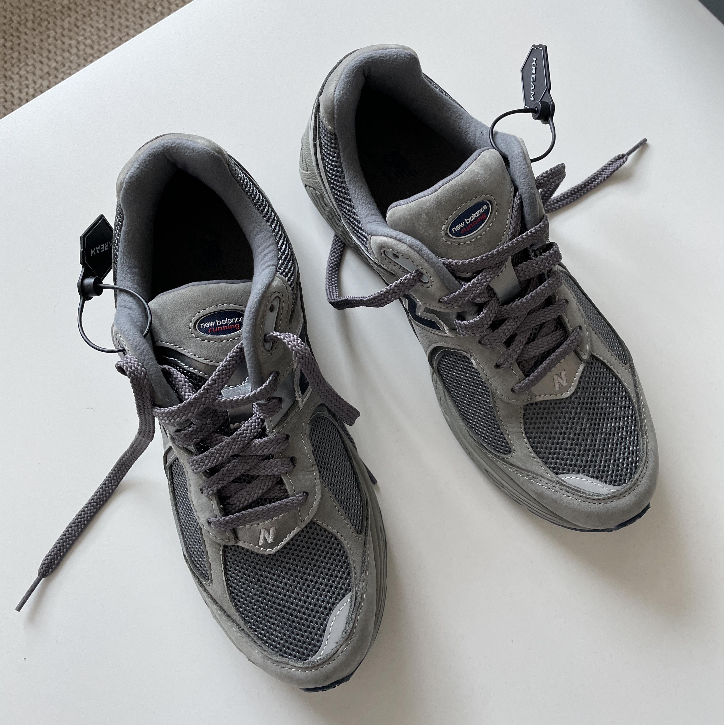 New Balance 2002R Grey 착용 스타일 - 1