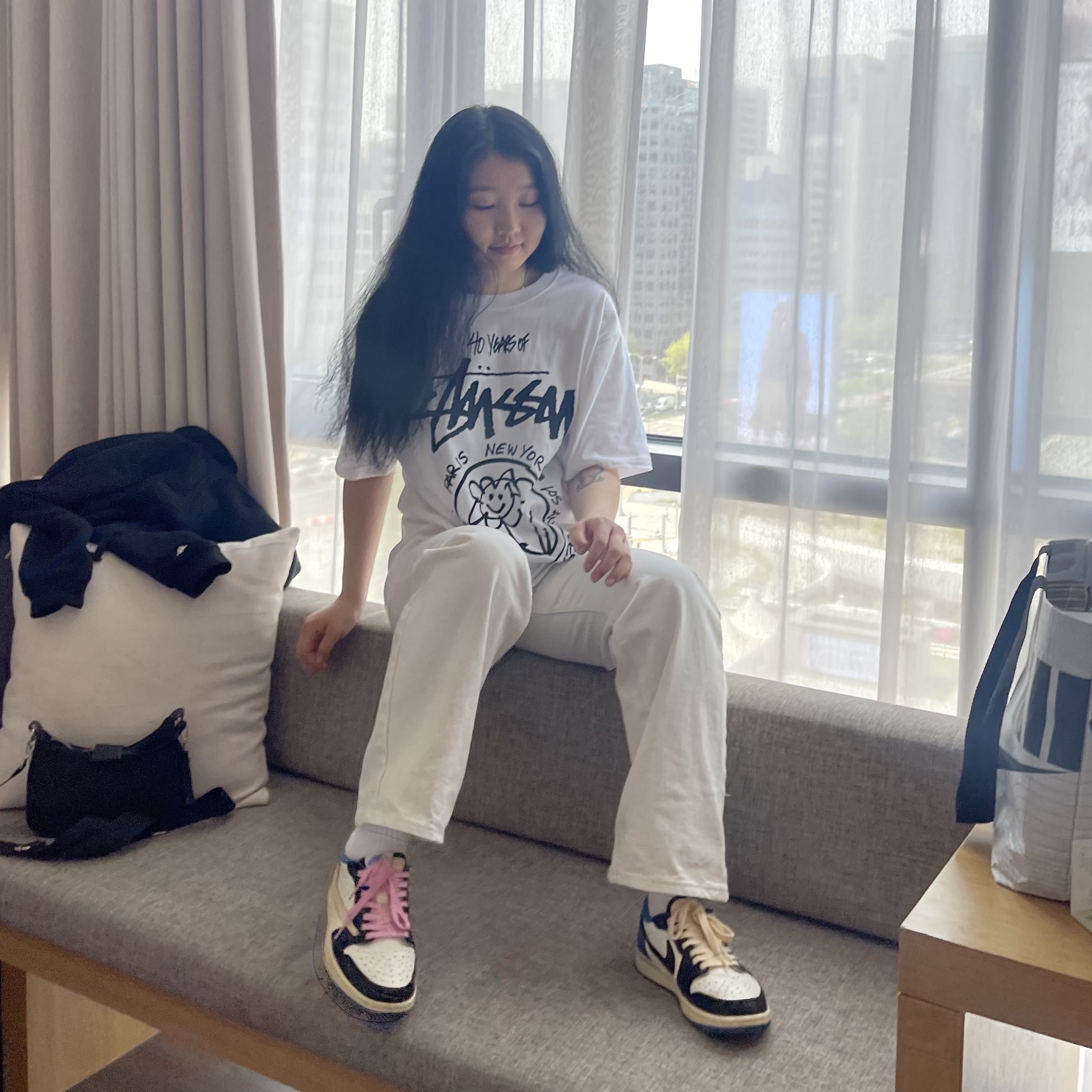 Stussy x Marc Jacobs 40 WT T-Shirt, Jordan 1 x Travis Scott x Fragment Retro Low OG SP Military Blue 착용 스타일